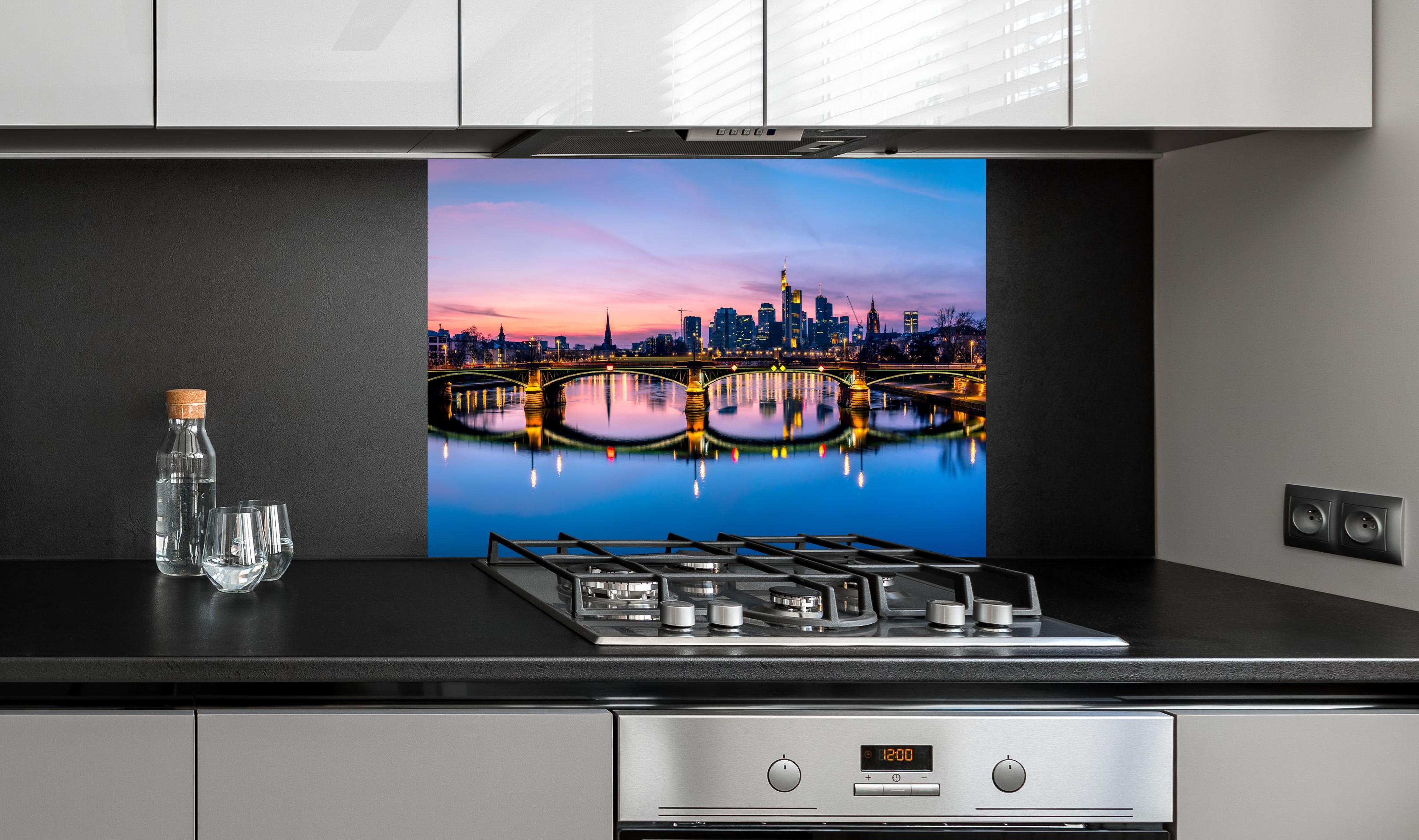 Spritzschutz - Frankfurt Skyline Wasserspsiegelung an edler Anthrazit-Wand hinter silbernem Gasherd