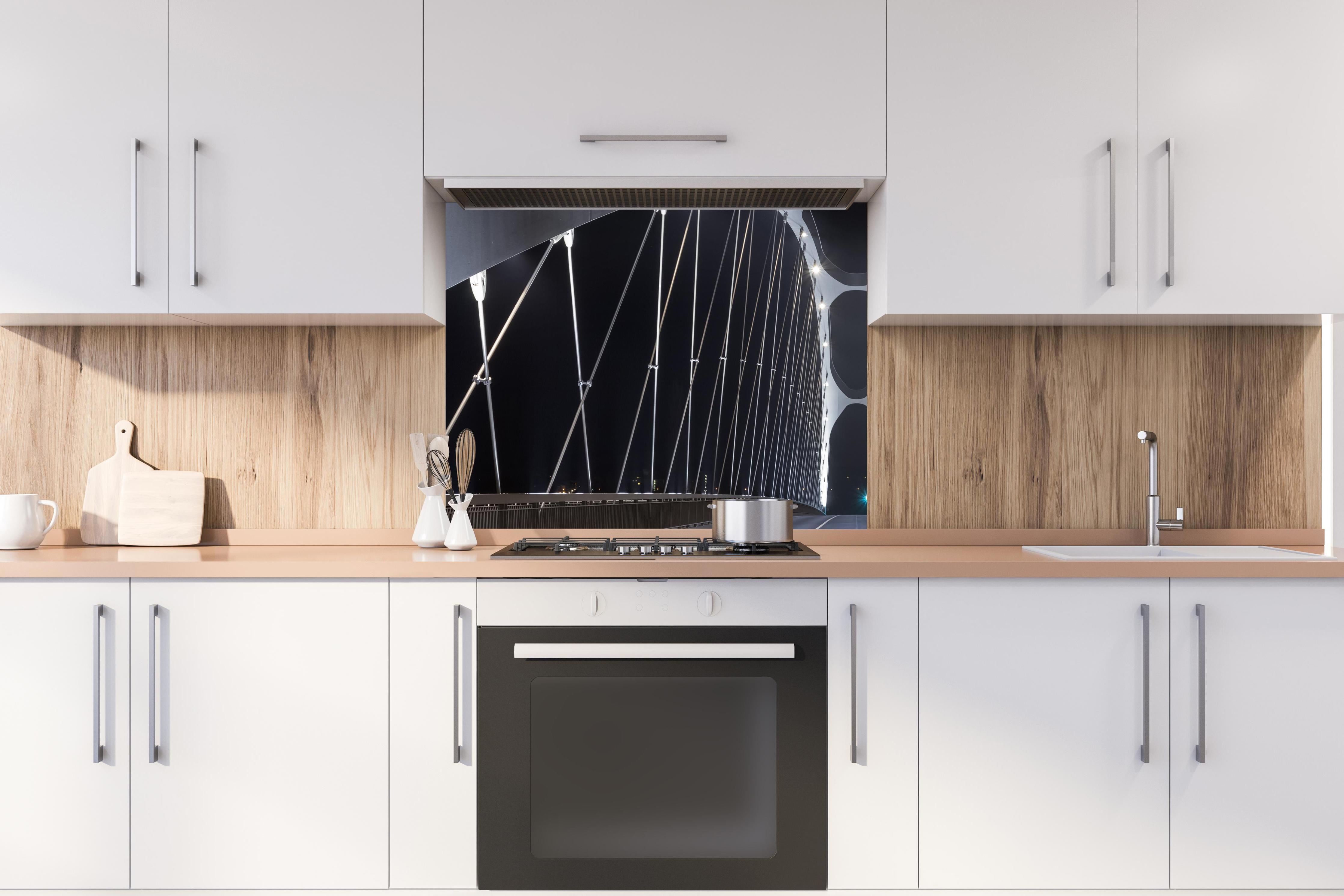 Spritzschutz - Frankfurter Bogenbrücke bei Nacht hinter stilvollem Gasherd unter Dunstabzugshaube