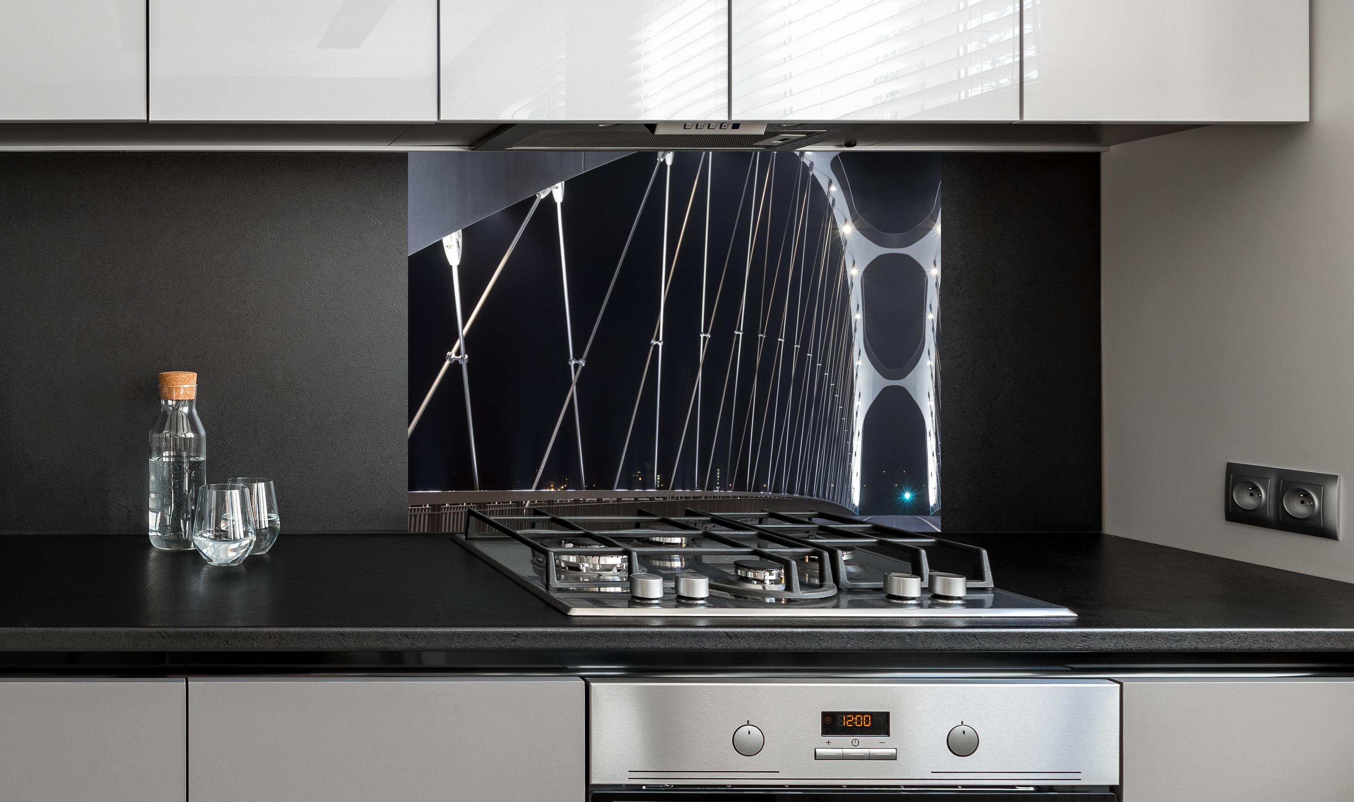 Spritzschutz - Frankfurter Bogenbrücke bei Nacht an edler Anthrazit-Wand hinter silbernem Gasherd