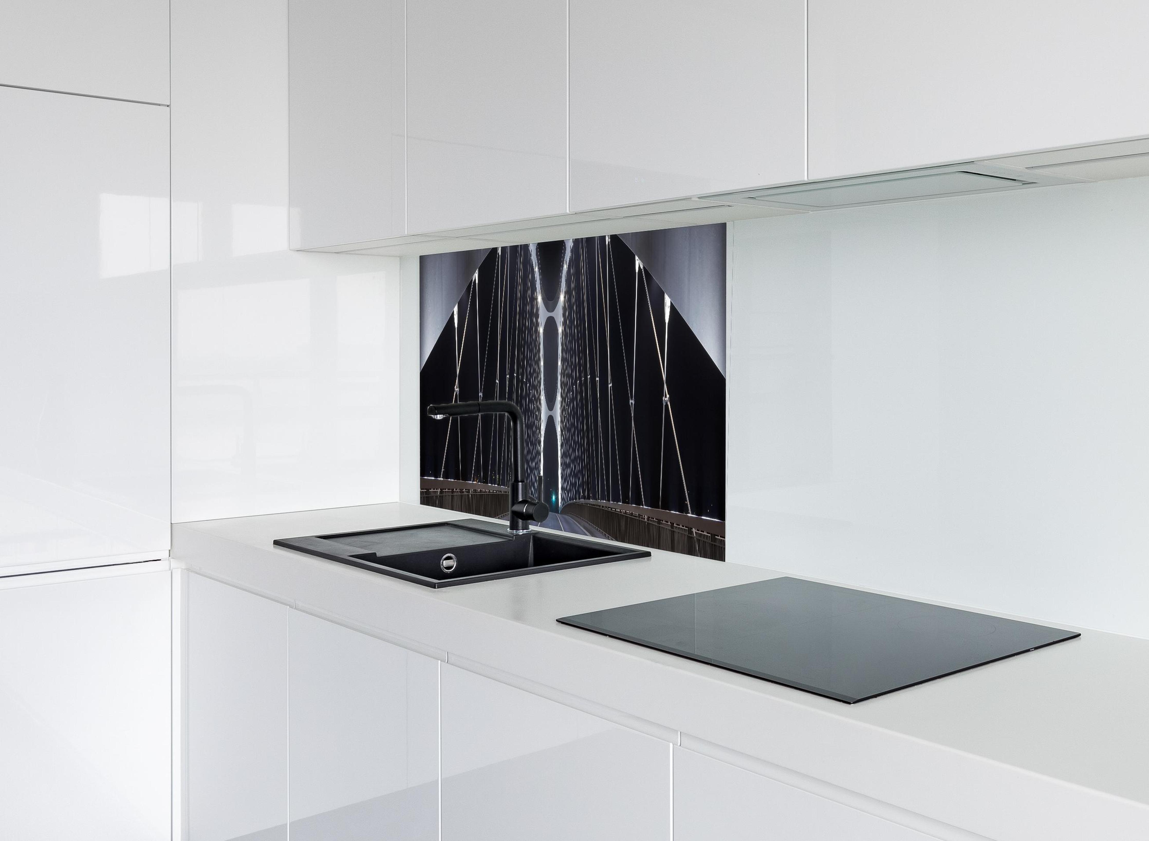 Spritzschutz - Frankfurter Bogenbrücke bei Nacht hinter modernem schwarz-matten Spülbecken in weißer Hochglanz-Küche