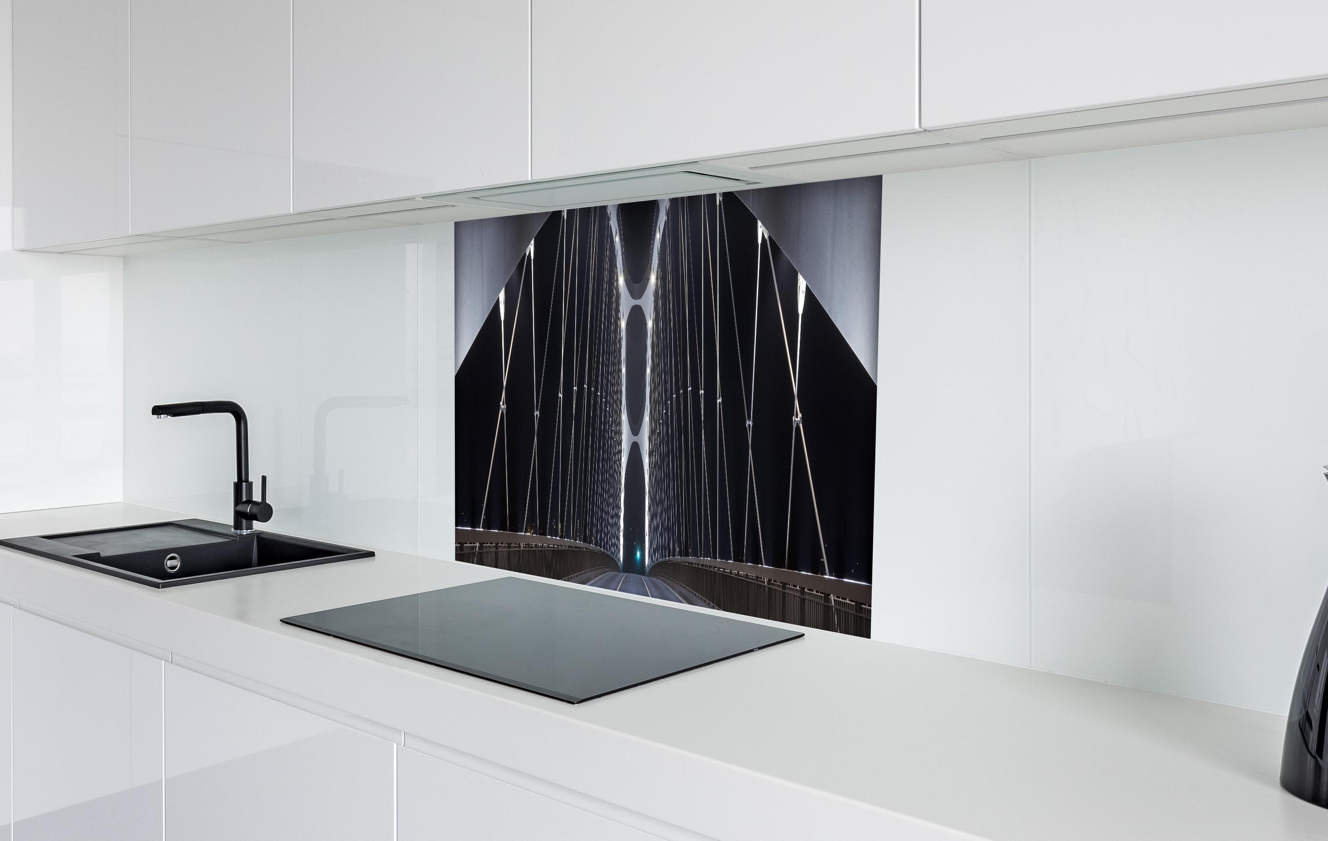 Spritzschutz - Frankfurter Bogenbrücke bei Nacht in weißer Hochglanz-Küche hinter einem Cerankochfeld