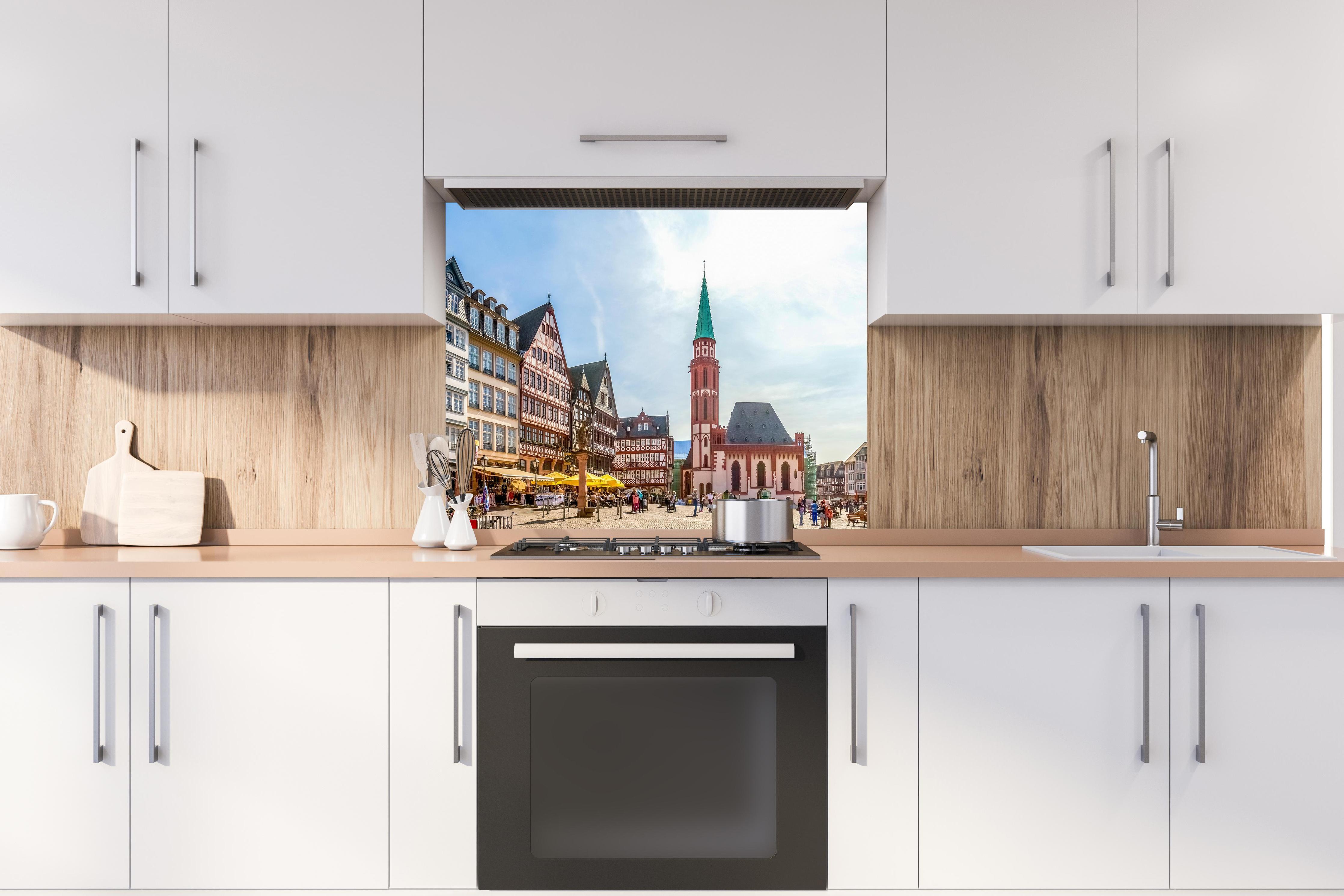 Spritzschutz - Frankfurter Römer bei Tag hinter stilvollem Gasherd unter Dunstabzugshaube