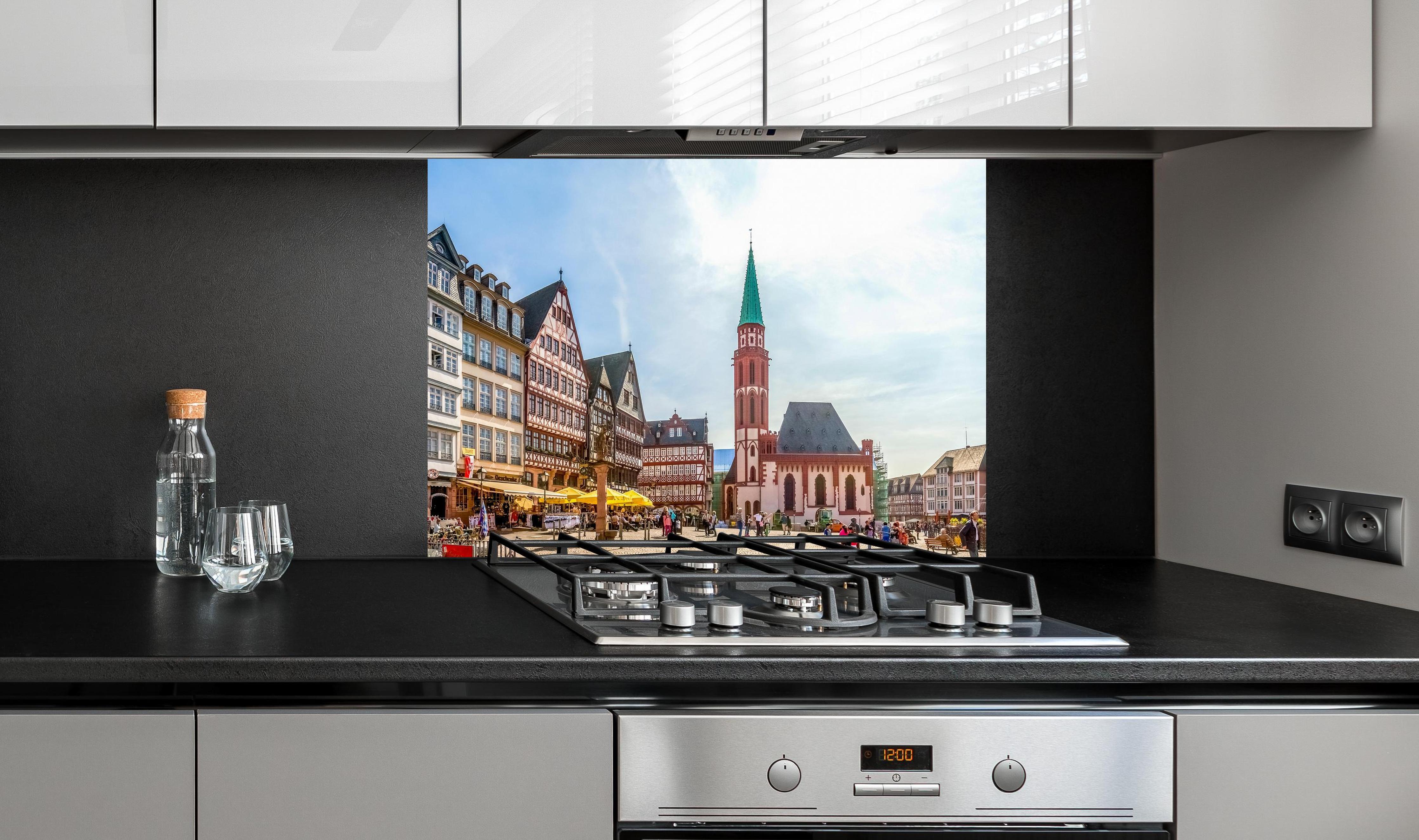 Spritzschutz - Frankfurter Römer bei Tag an edler Anthrazit-Wand hinter silbernem Gasherd