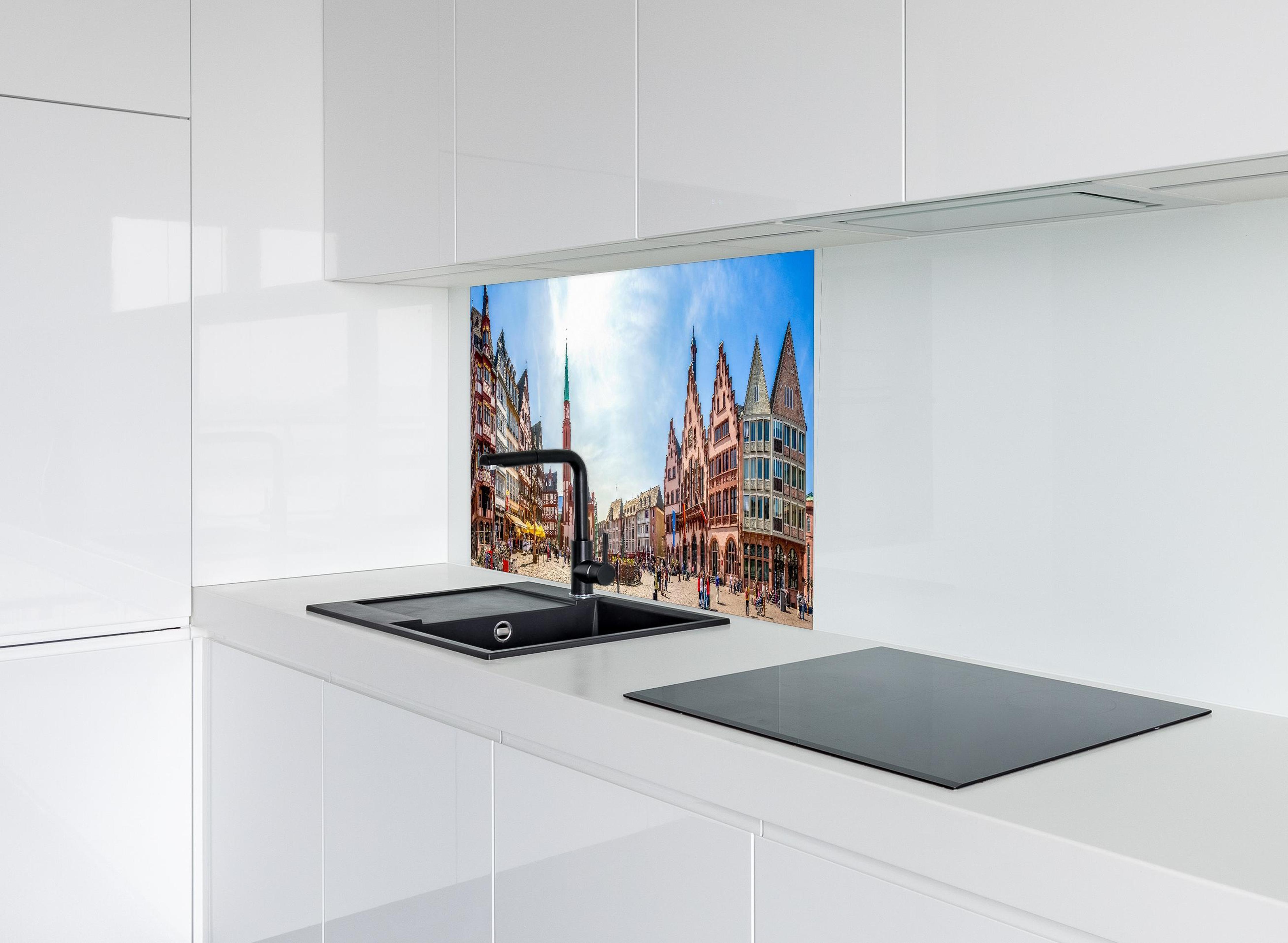 Spritzschutz - Frankfurter Römer bei Tag hinter modernem schwarz-matten Spülbecken in weißer Hochglanz-Küche