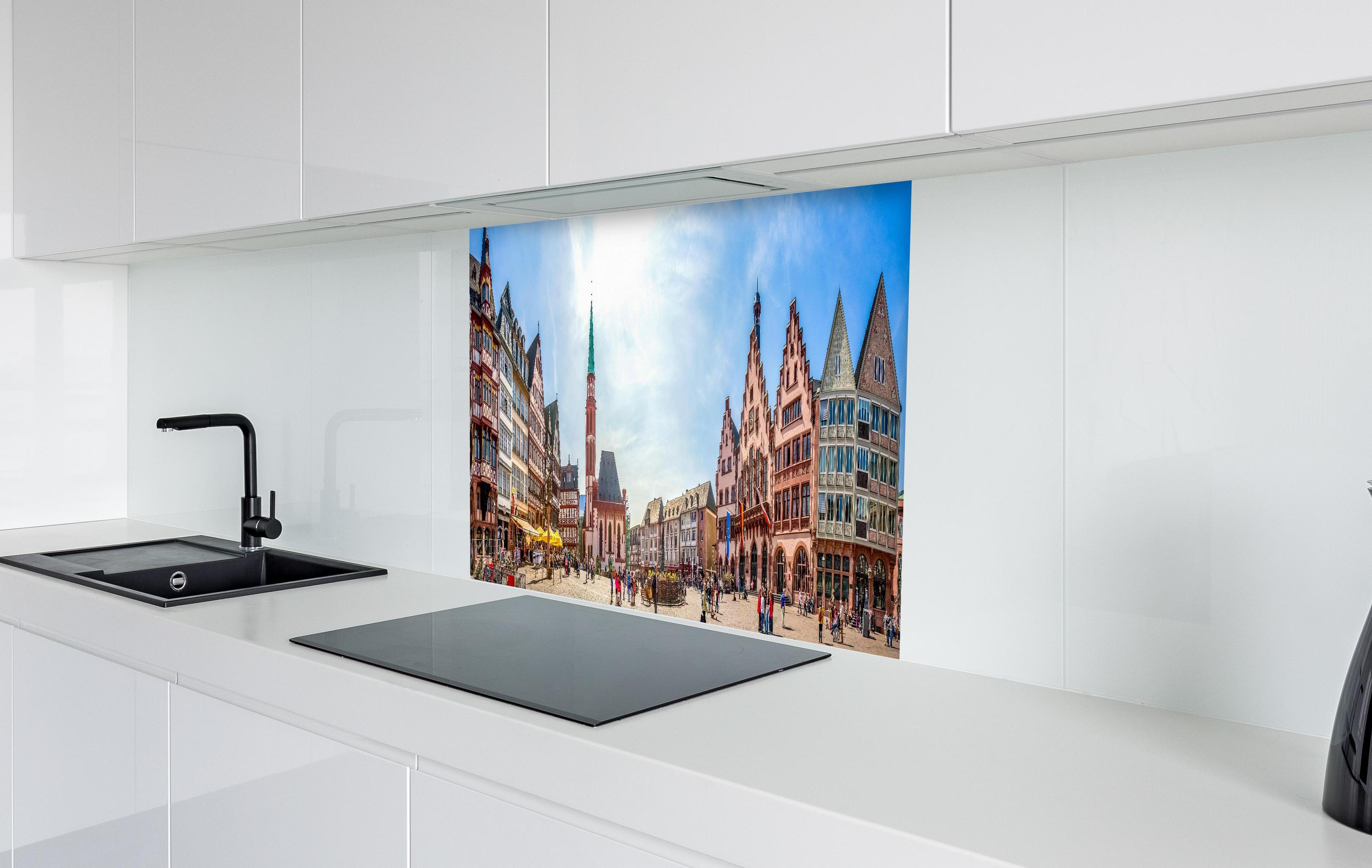 Spritzschutz - Frankfurter Römer bei Tag in weißer Hochglanz-Küche hinter einem Cerankochfeld