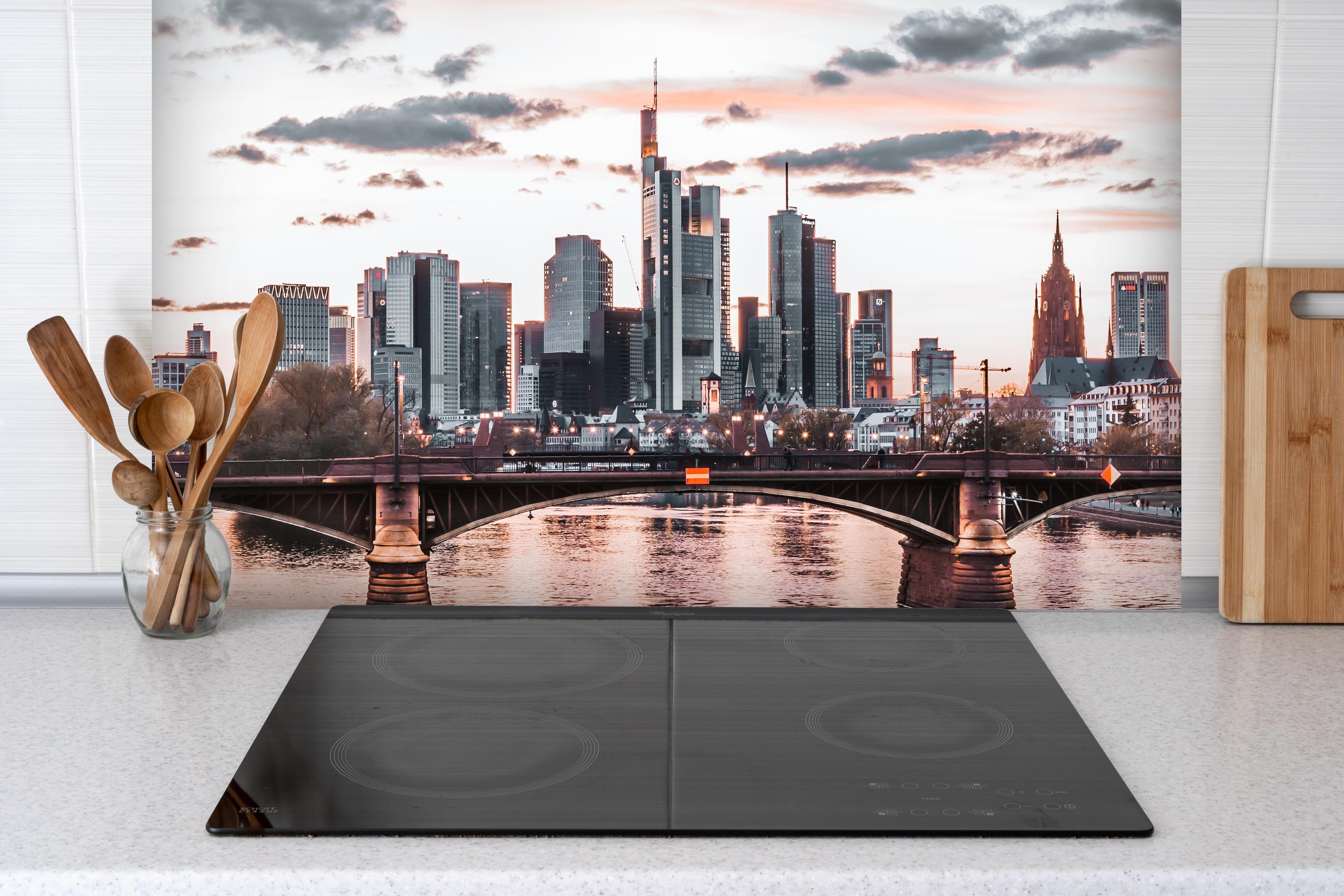 Spritzschutz - Frankfurter Skyline Vintage hinter einem Cerankochfeld zwischen Holz-Kochutensilien