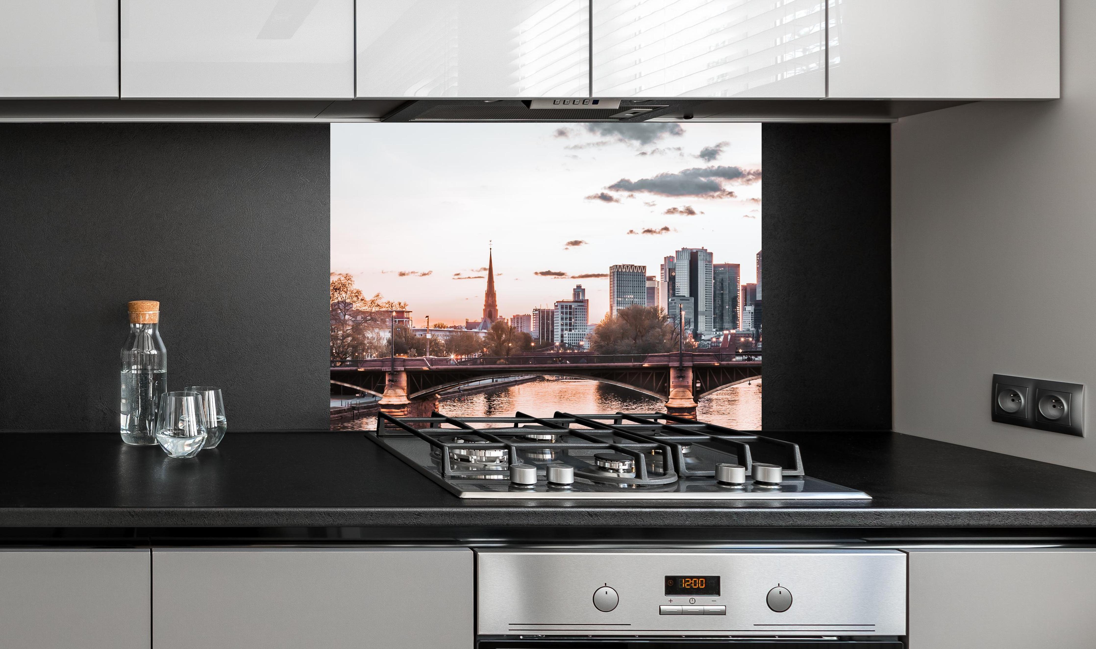 Spritzschutz - Frankfurter Skyline Vintage an edler Anthrazit-Wand hinter silbernem Gasherd