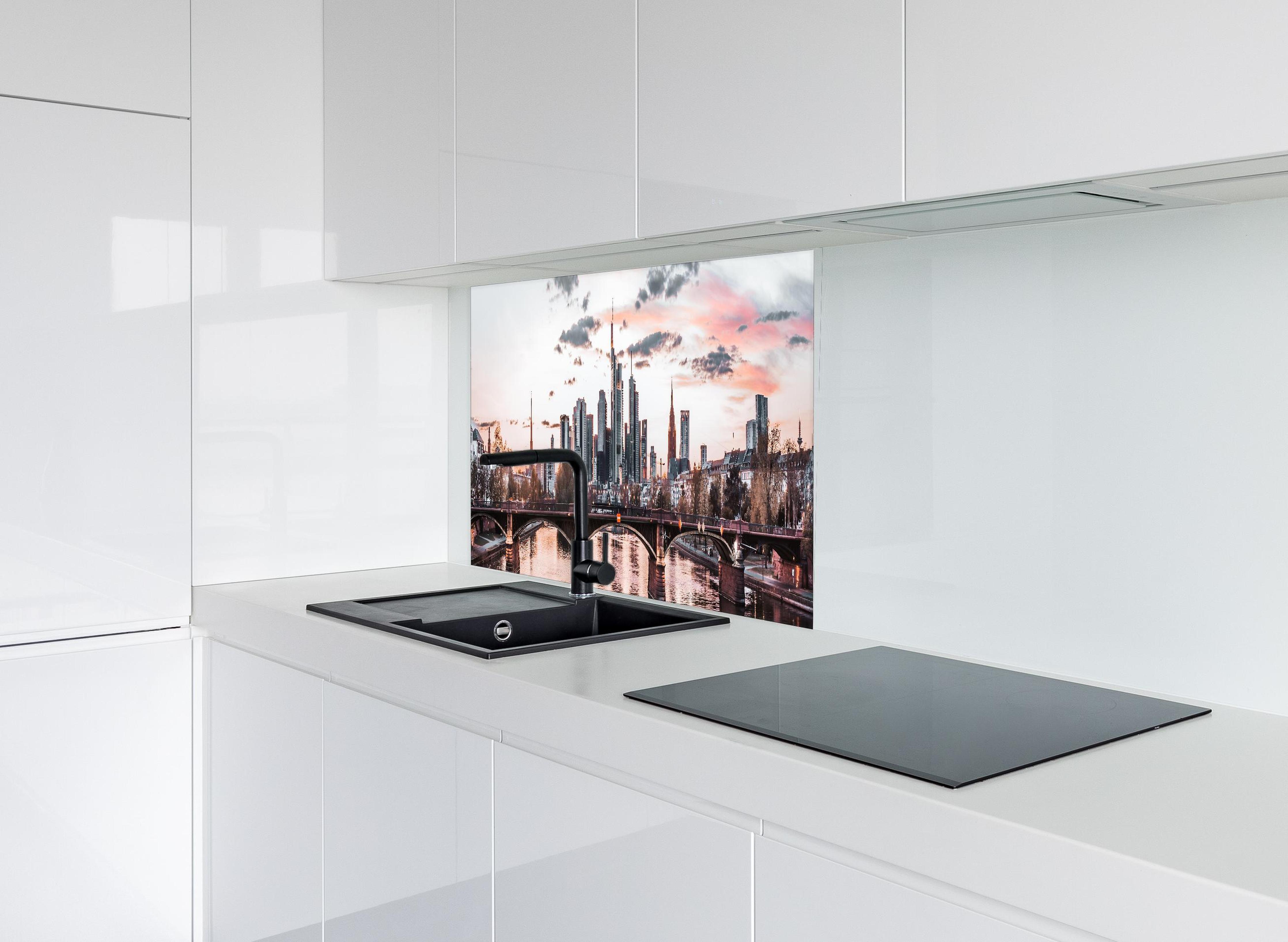 Spritzschutz - Frankfurter Skyline Vintage hinter modernem schwarz-matten Spülbecken in weißer Hochglanz-Küche