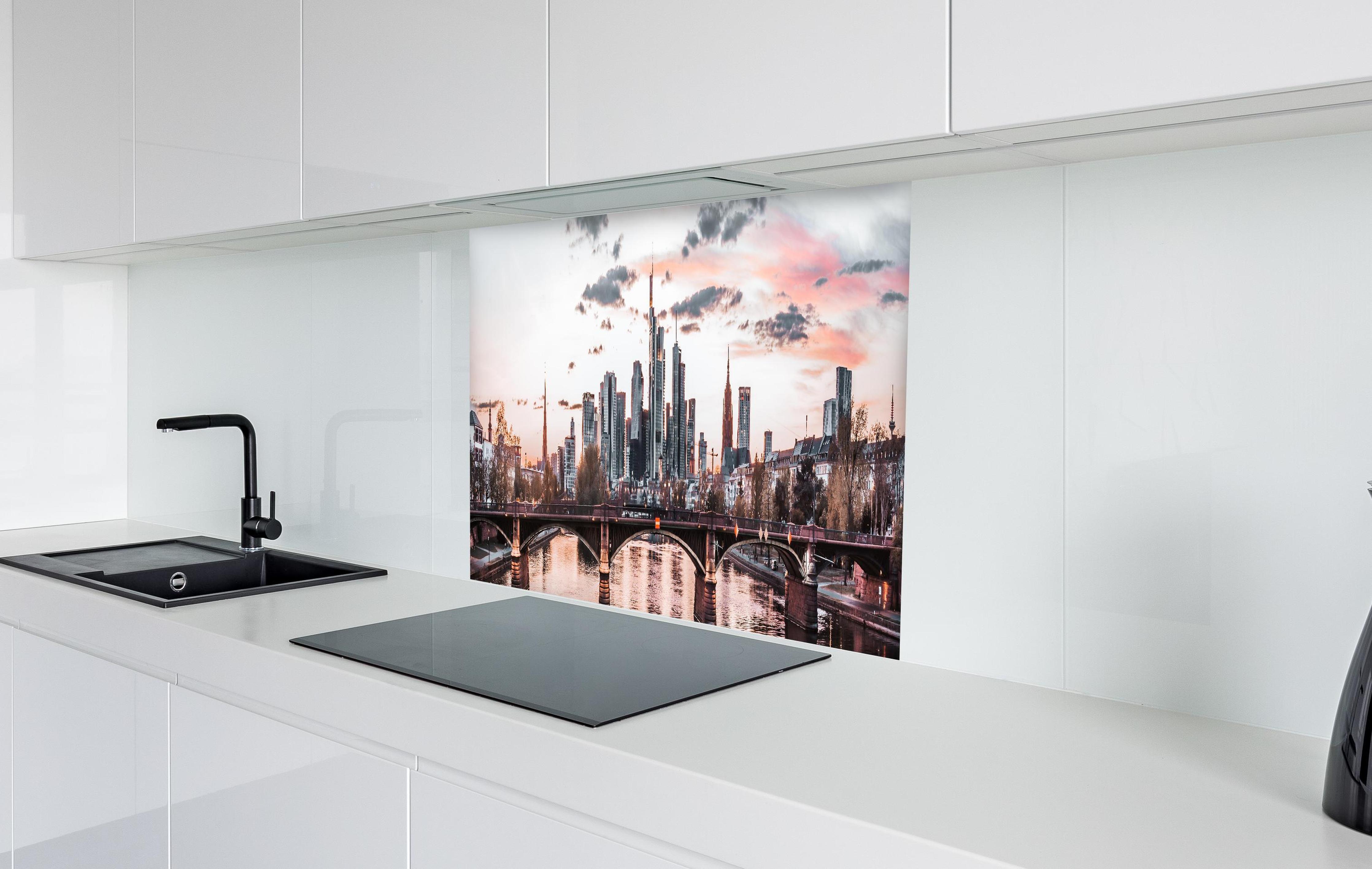 Spritzschutz - Frankfurter Skyline Vintage in weißer Hochglanz-Küche hinter einem Cerankochfeld