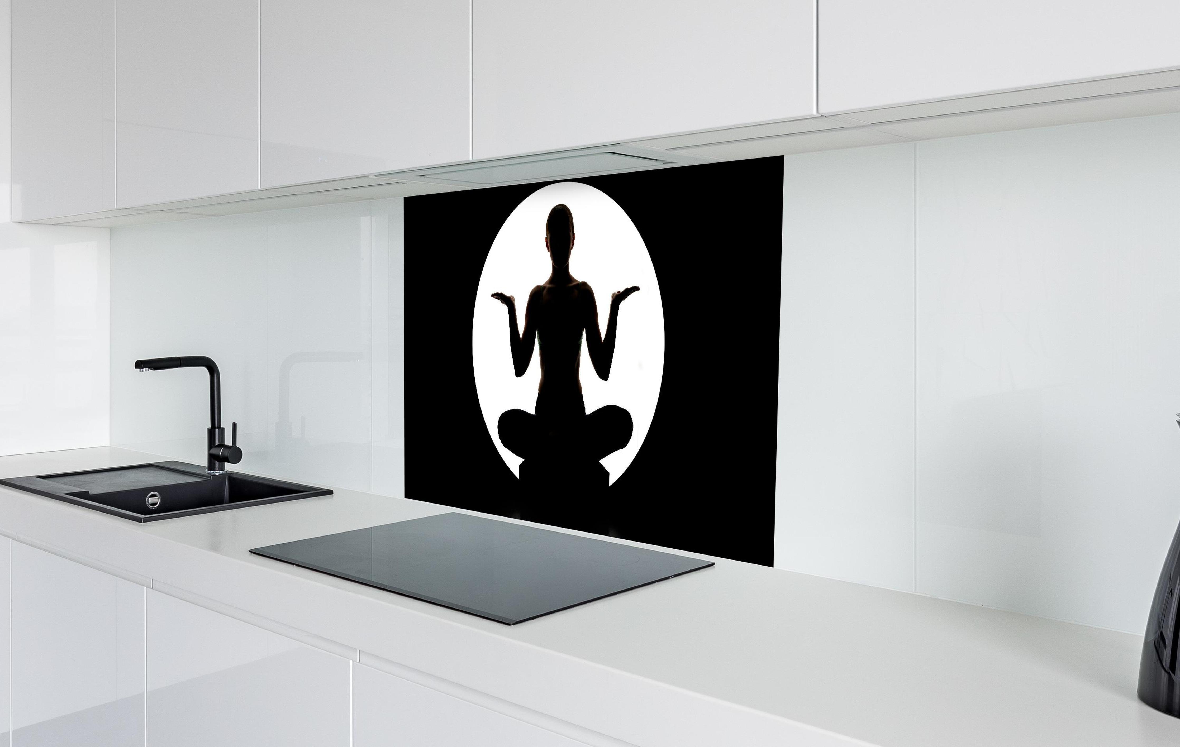 Spritzschutz - Frau Silhouette sitzt in Yoga-Pose in weißer Hochglanz-Küche hinter einem Cerankochfeld