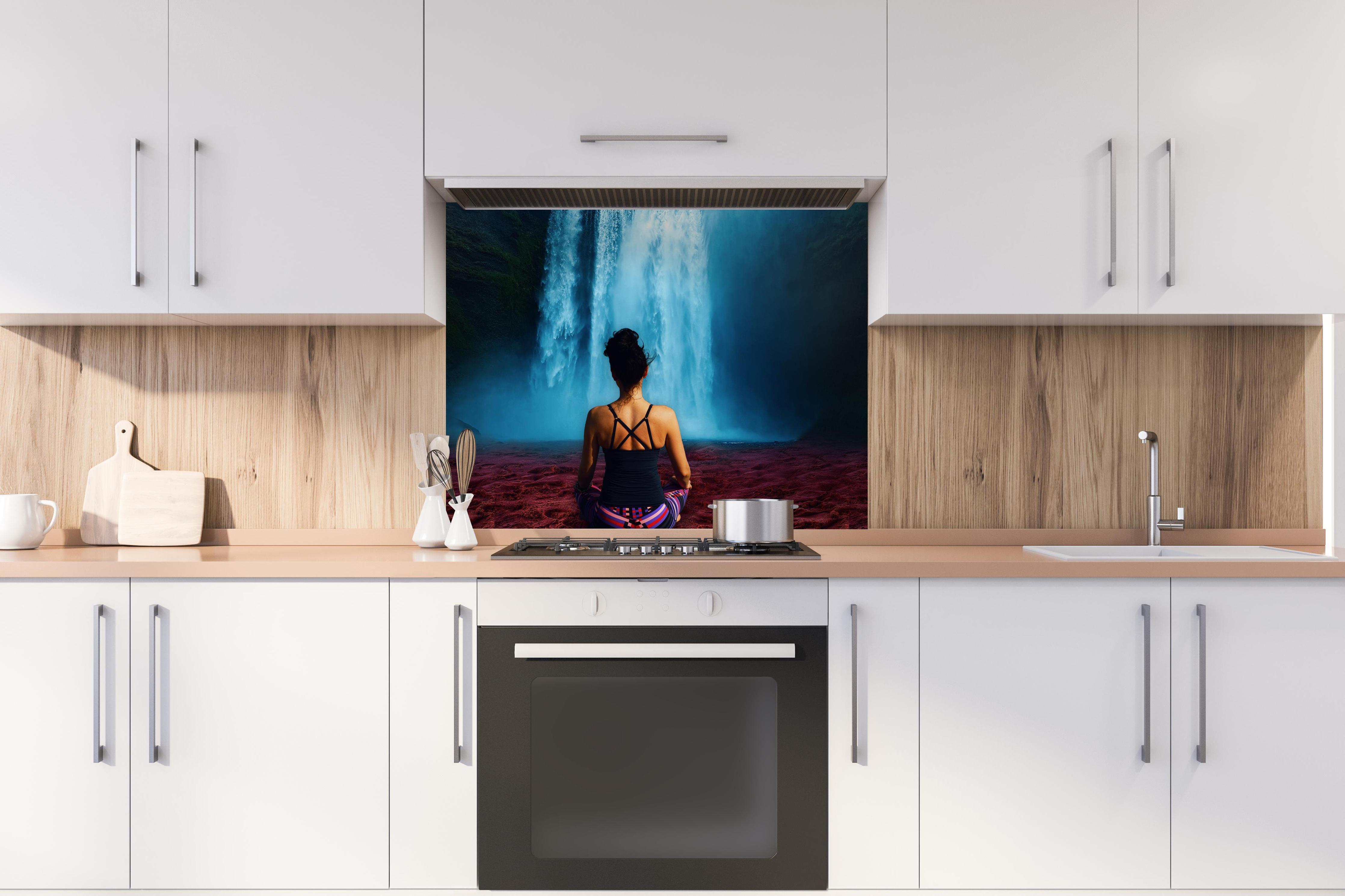 Spritzschutz - Frau meditierend vor traumhaften Wasserfall hinter stilvollem Gasherd unter Dunstabzugshaube