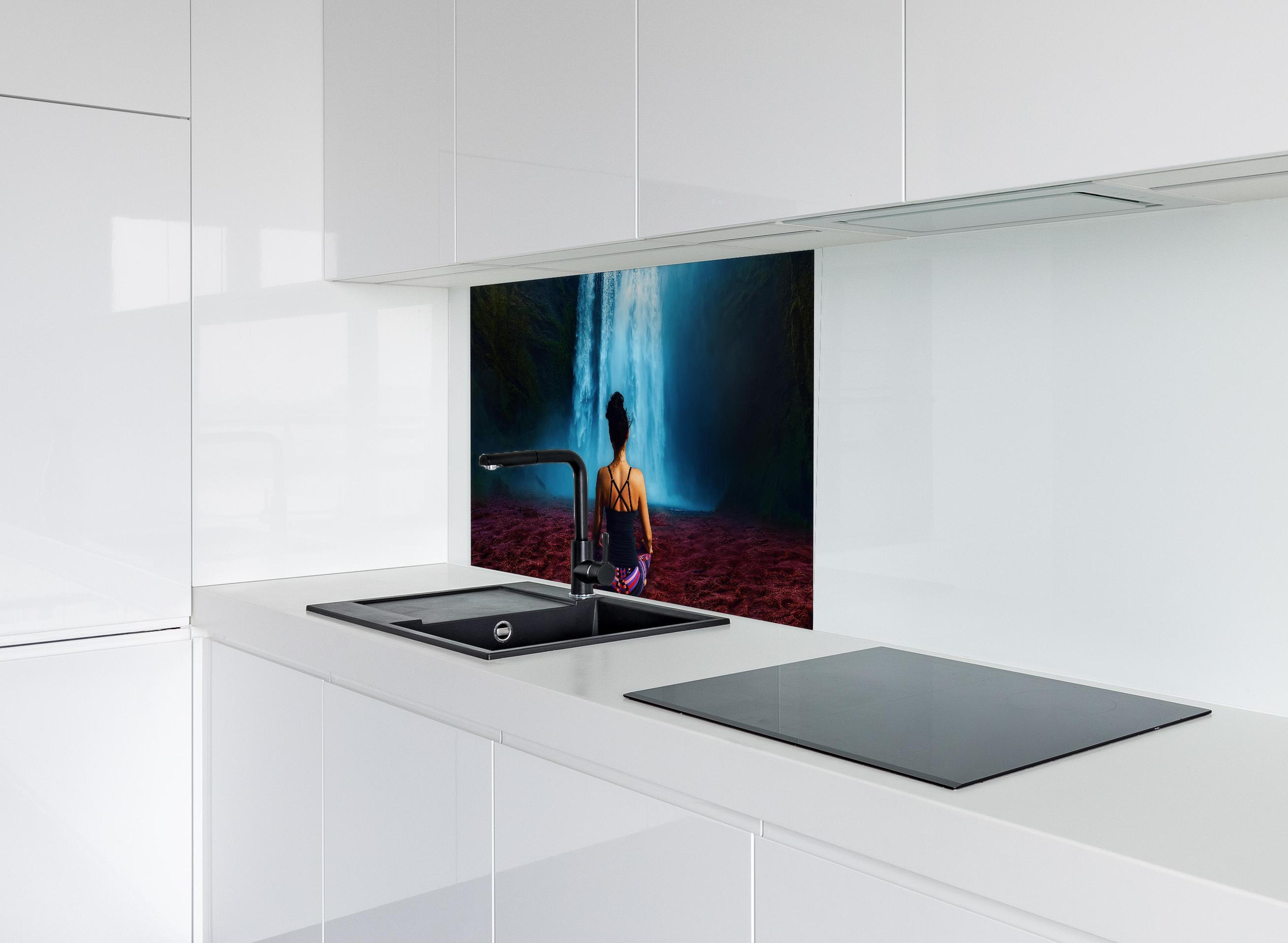 Spritzschutz - Frau meditierend vor traumhaften Wasserfall hinter modernem schwarz-matten Spülbecken in weißer Hochglanz-Küche