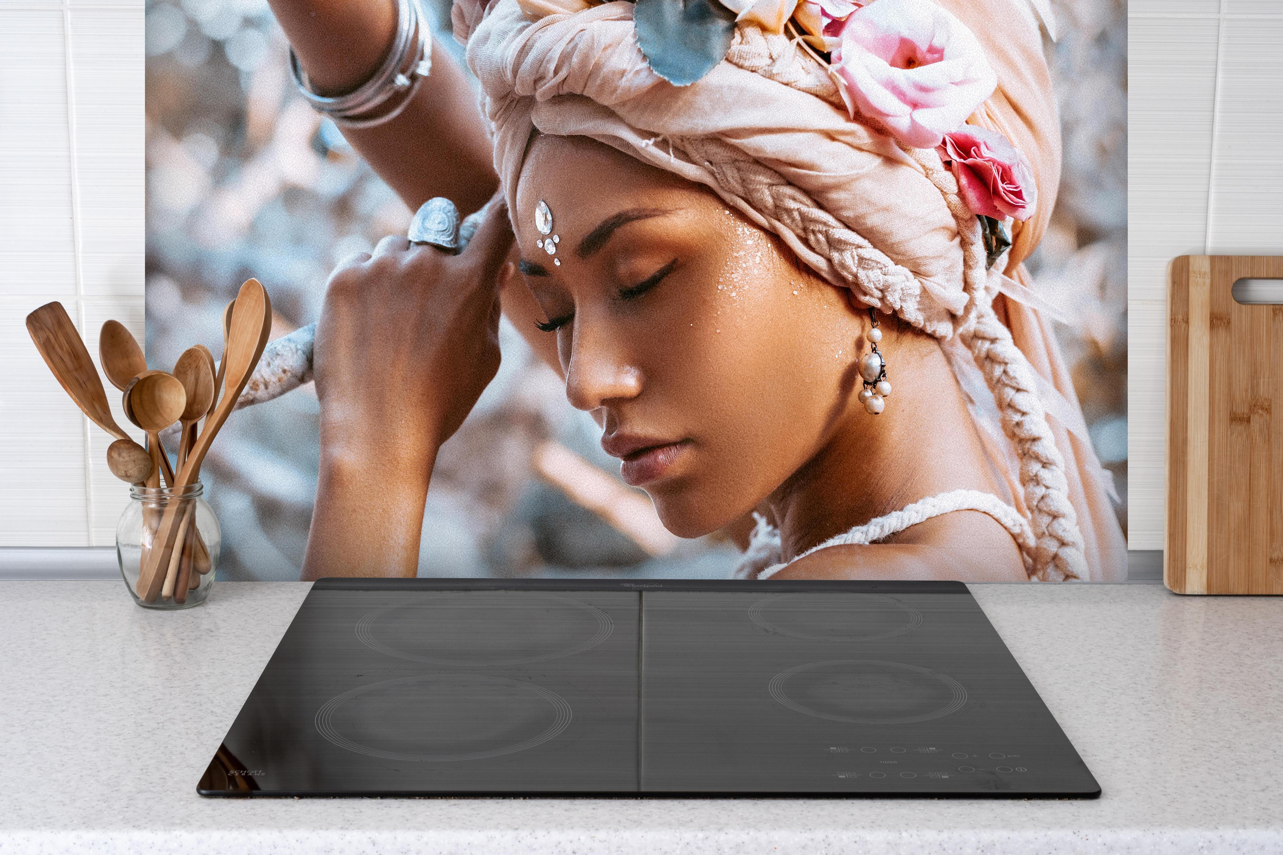 Spritzschutz - Frau mit Blumenkranz hinter einem Cerankochfeld zwischen Holz-Kochutensilien