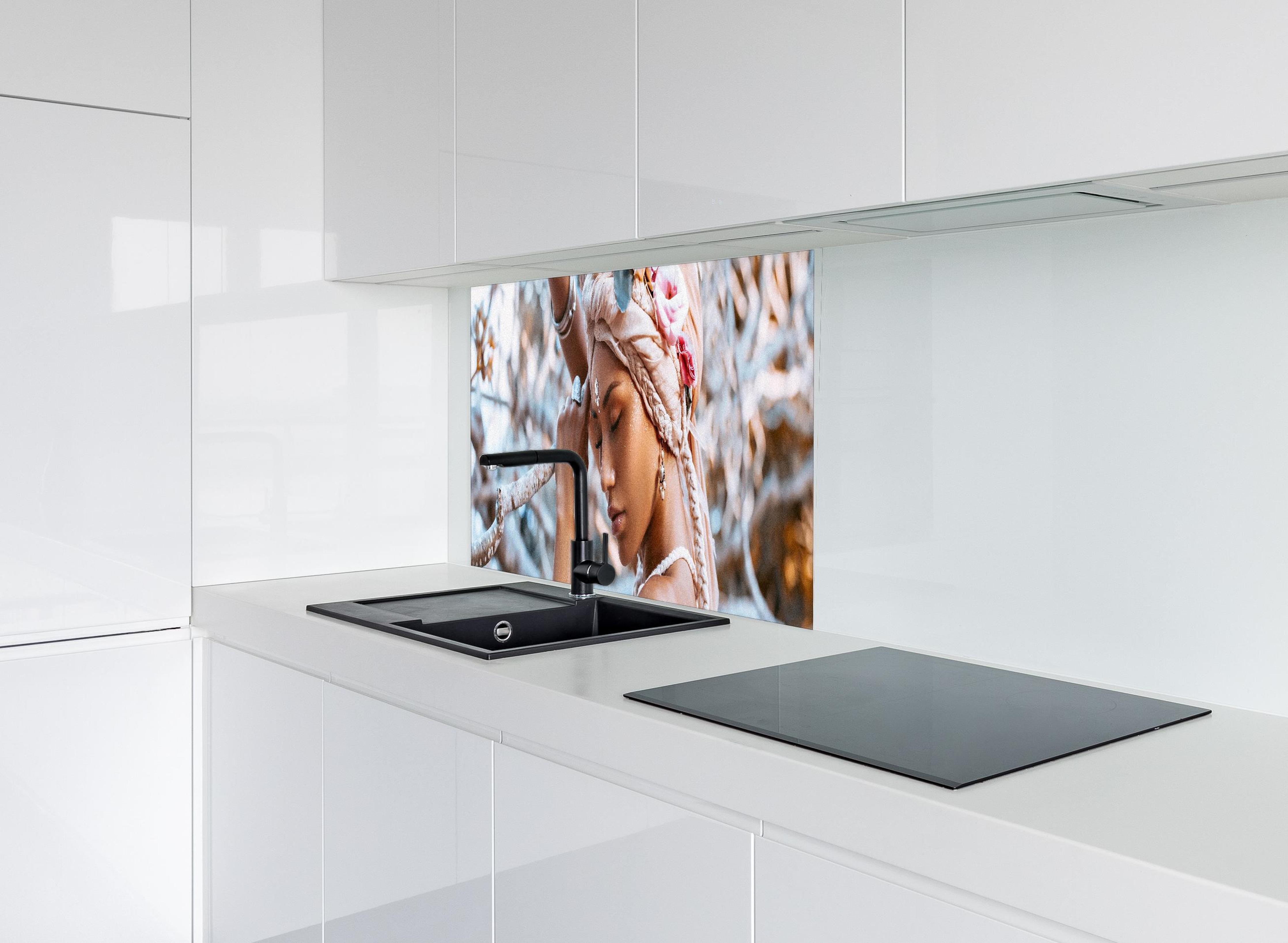 Spritzschutz - Frau mit Blumenkranz hinter modernem schwarz-matten Spülbecken in weißer Hochglanz-Küche