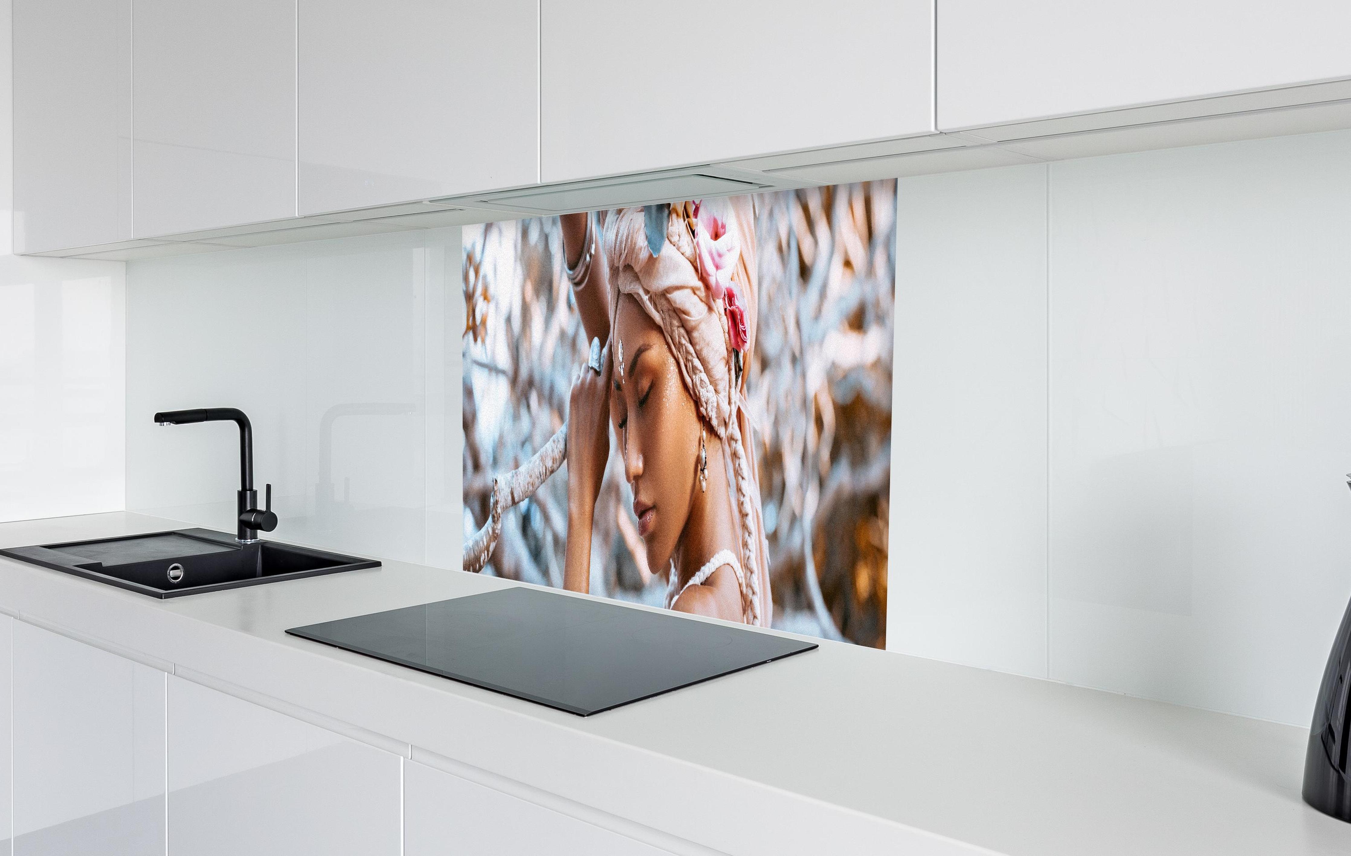 Spritzschutz - Frau mit Blumenkranz in weißer Hochglanz-Küche hinter einem Cerankochfeld