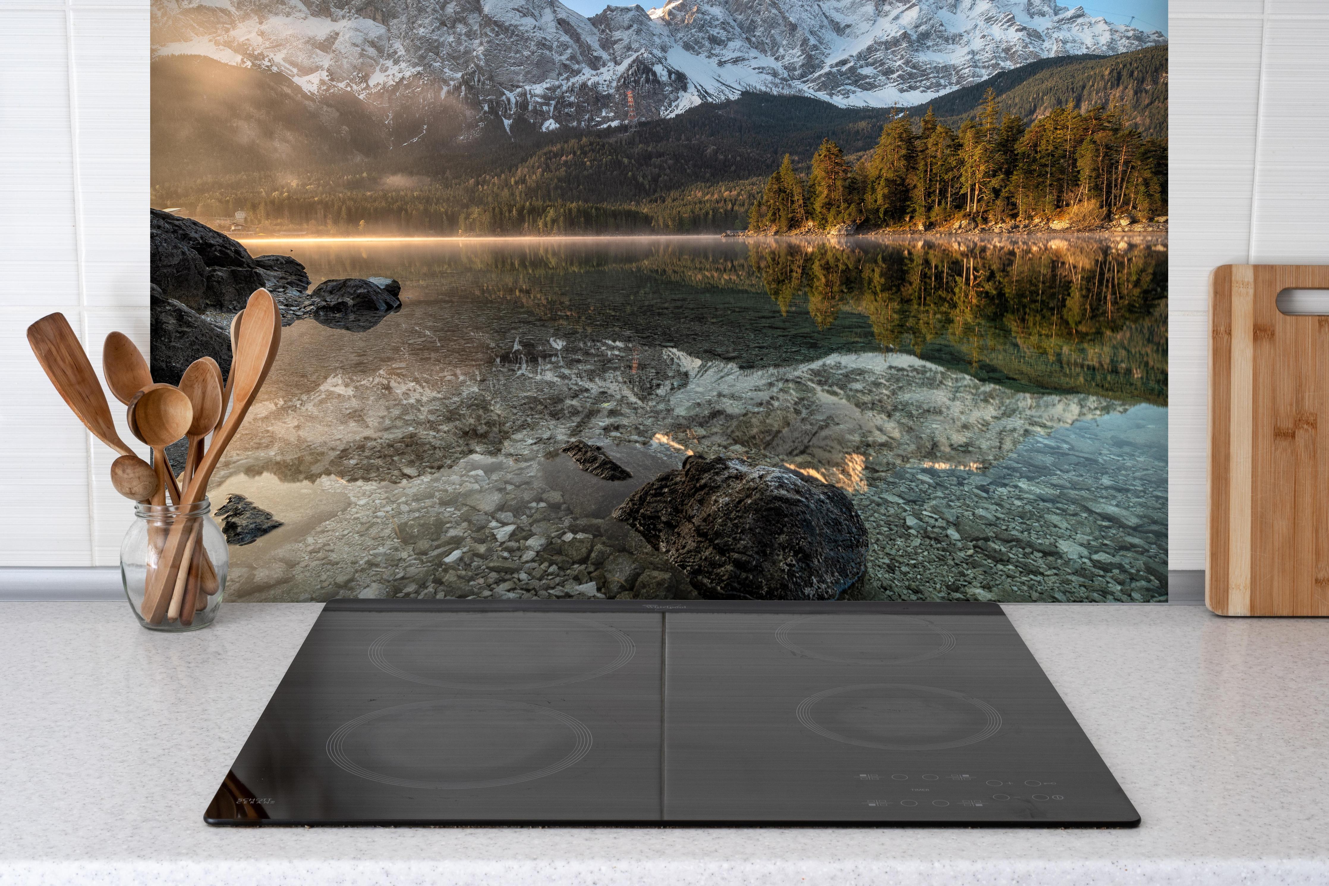 Spritzschutz - Friedliche Aussicht auf den Eibsee - Bayern hinter einem Cerankochfeld zwischen Holz-Kochutensilien