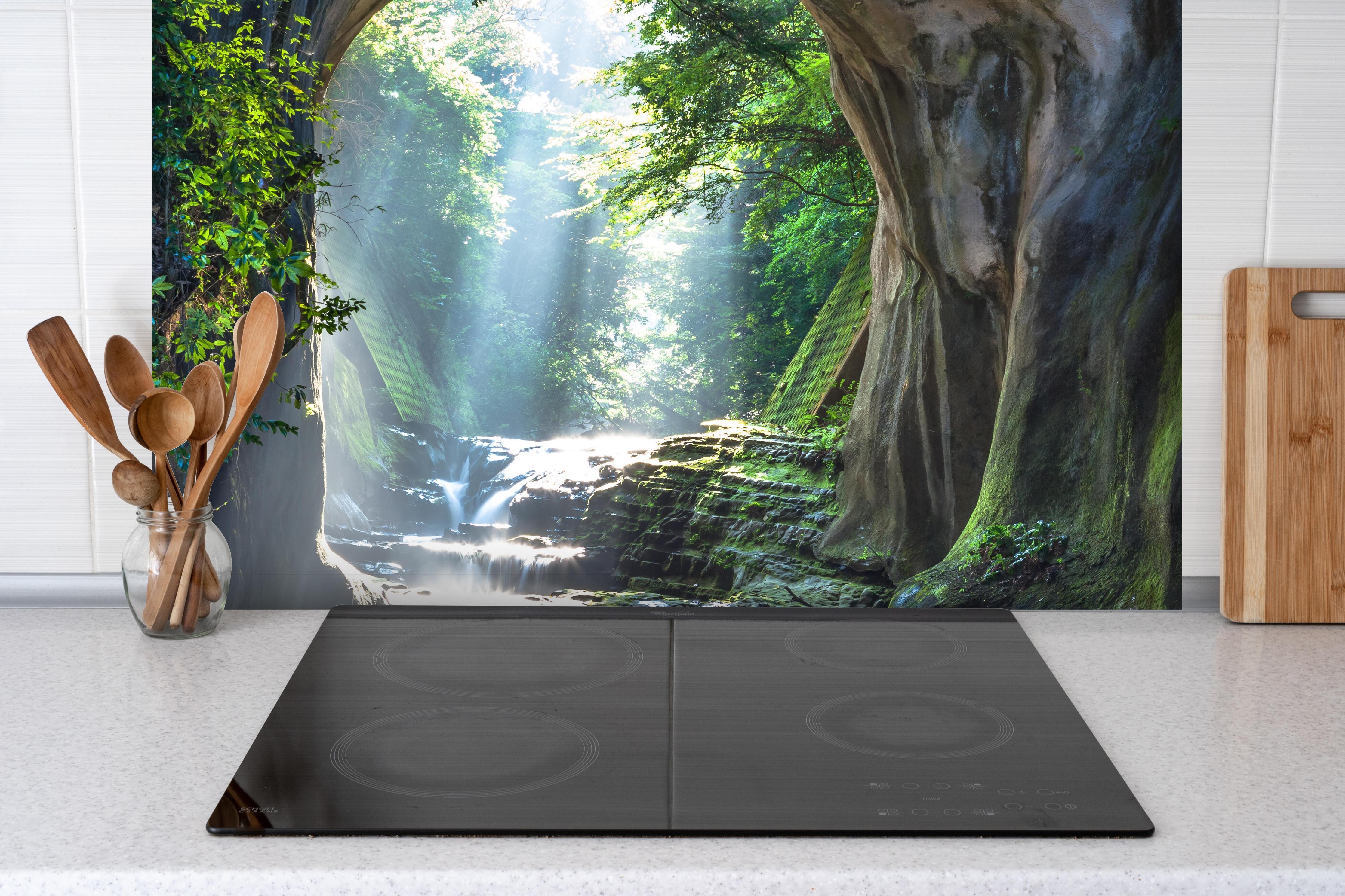 Spritzschutz - Friedlicher Chiba Wasserfall hinter einem Cerankochfeld zwischen Holz-Kochutensilien