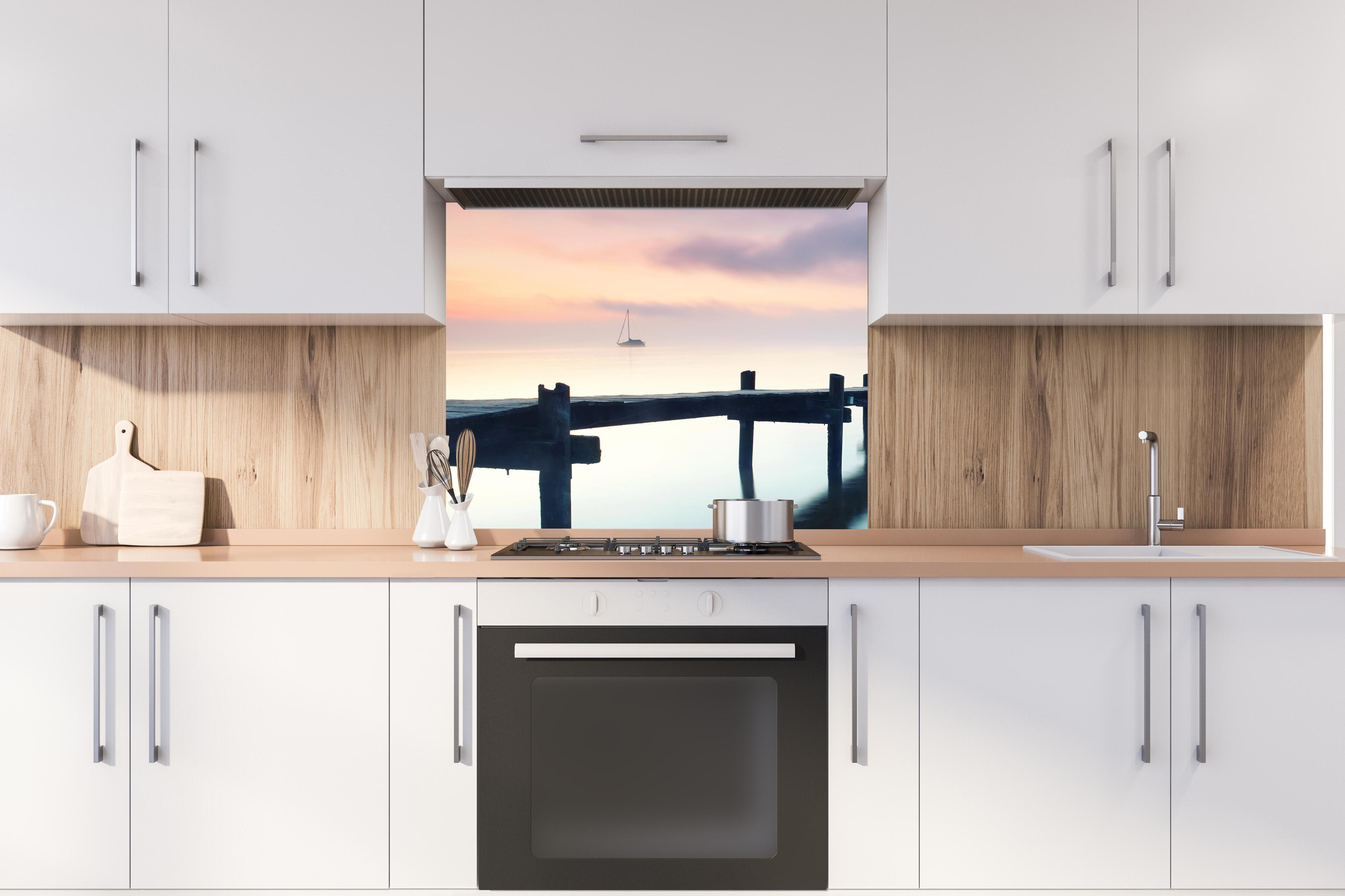 Spritzschutz - Friedlicher Meer Steg am Morgen hinter stilvollem Gasherd unter Dunstabzugshaube