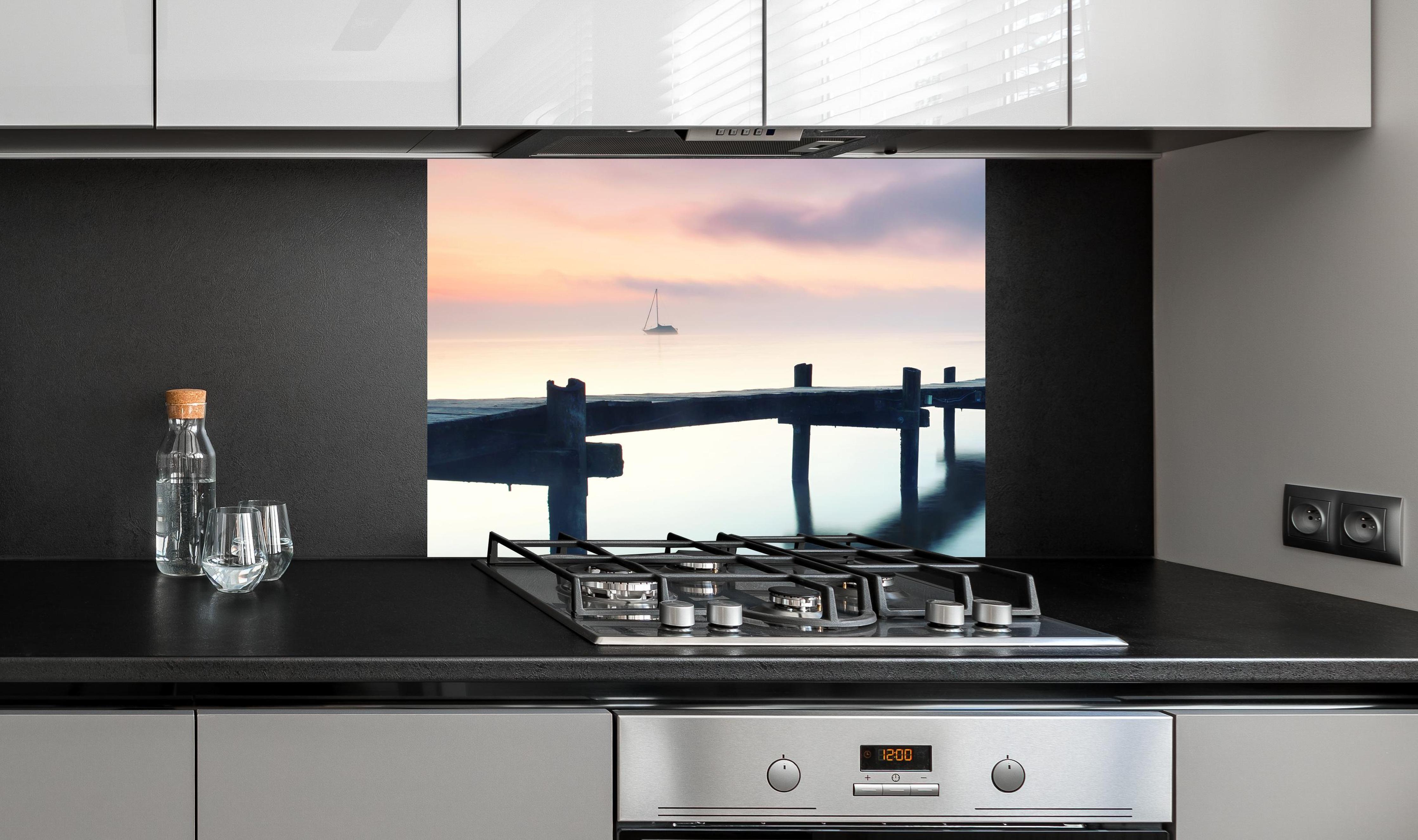 Spritzschutz - Friedlicher Meer Steg am Morgen an edler Anthrazit-Wand hinter silbernem Gasherd