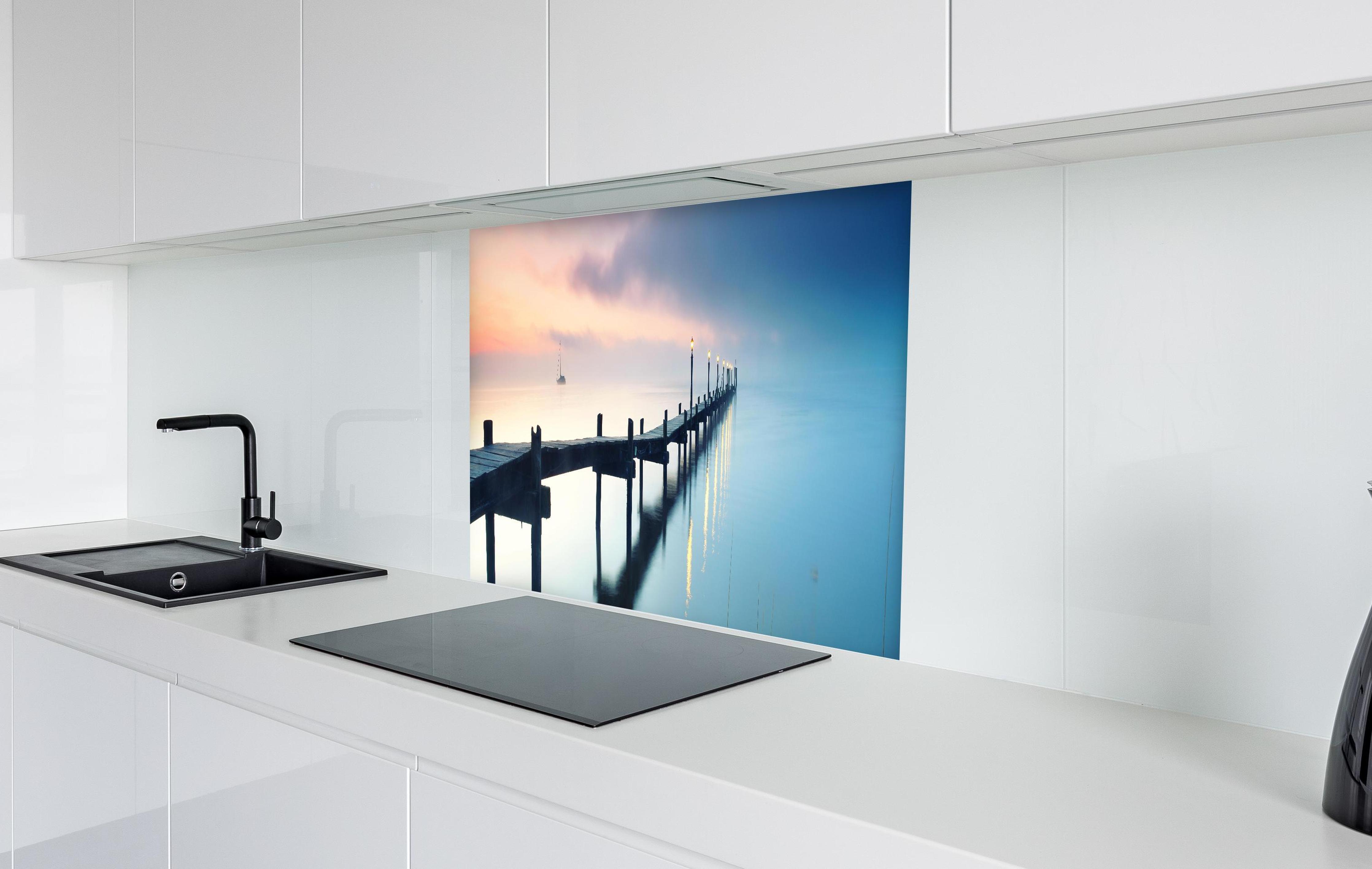 Spritzschutz - Friedlicher Meer Steg am Morgen in weißer Hochglanz-Küche hinter einem Cerankochfeld