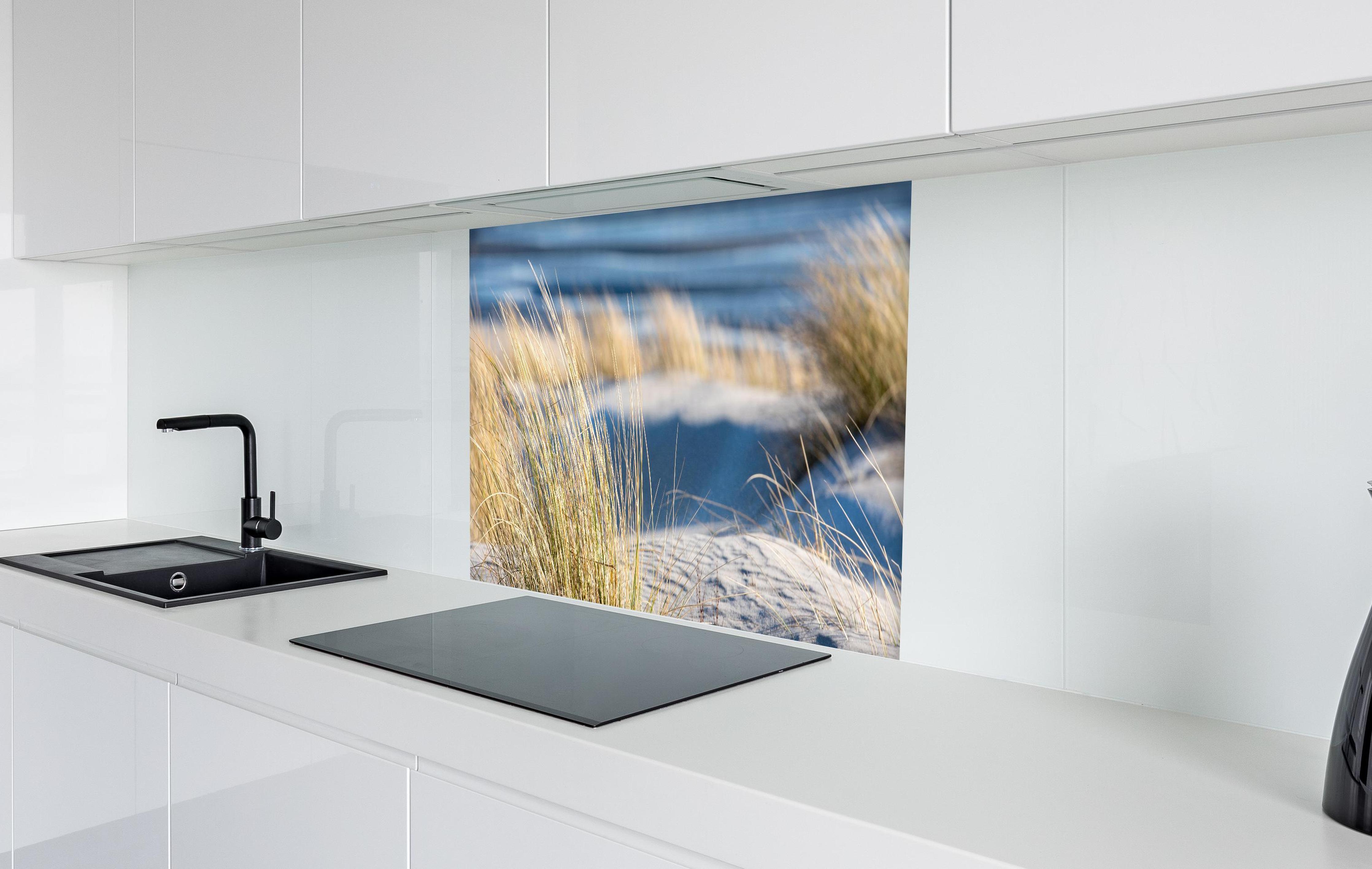 Spritzschutz - Friedlicher Strand - Nordsee in weißer Hochglanz-Küche hinter einem Cerankochfeld