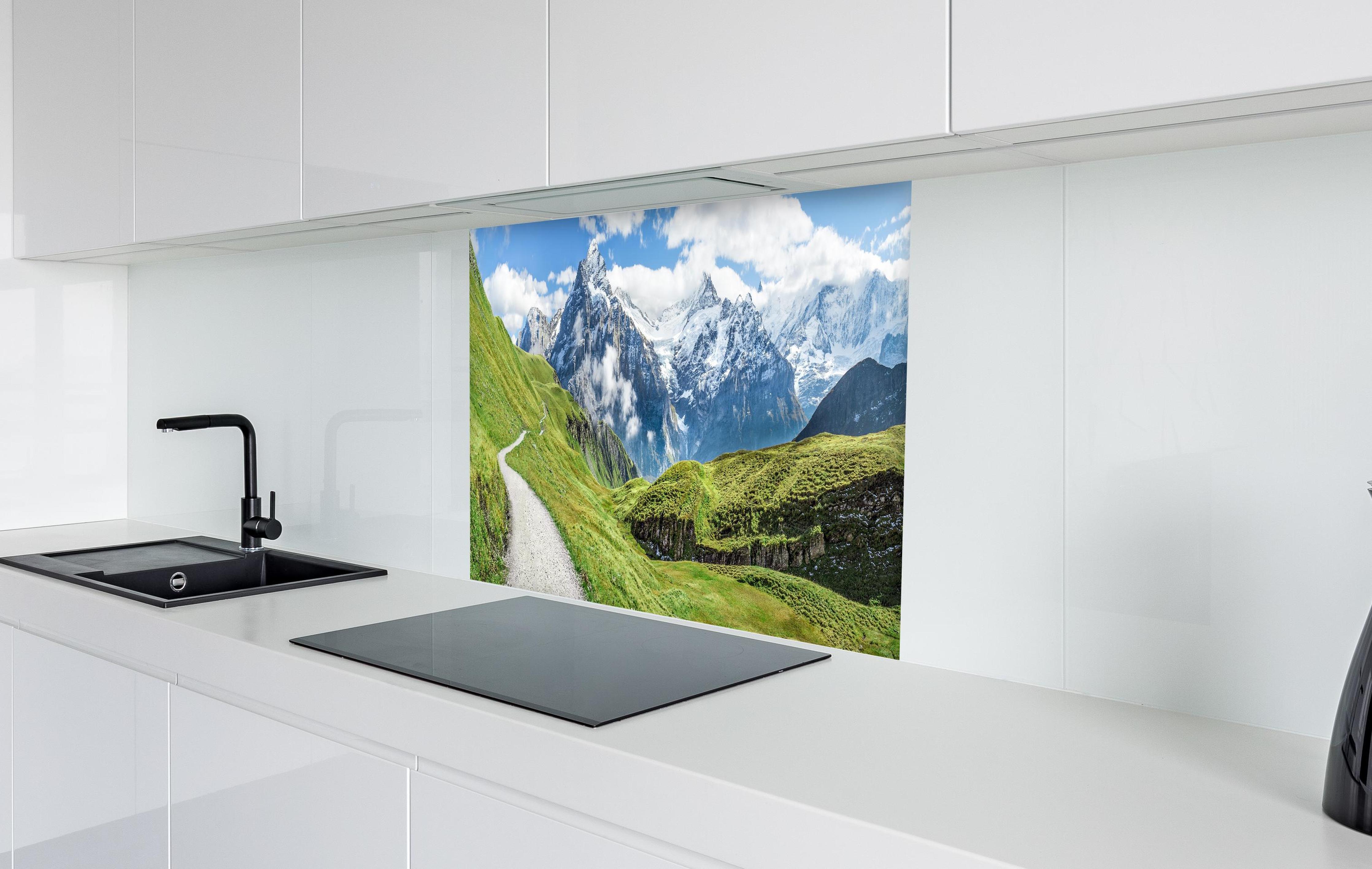 Spritzschutz - Friedlicher Wanderweg in den Alpen in weißer Hochglanz-Küche hinter einem Cerankochfeld