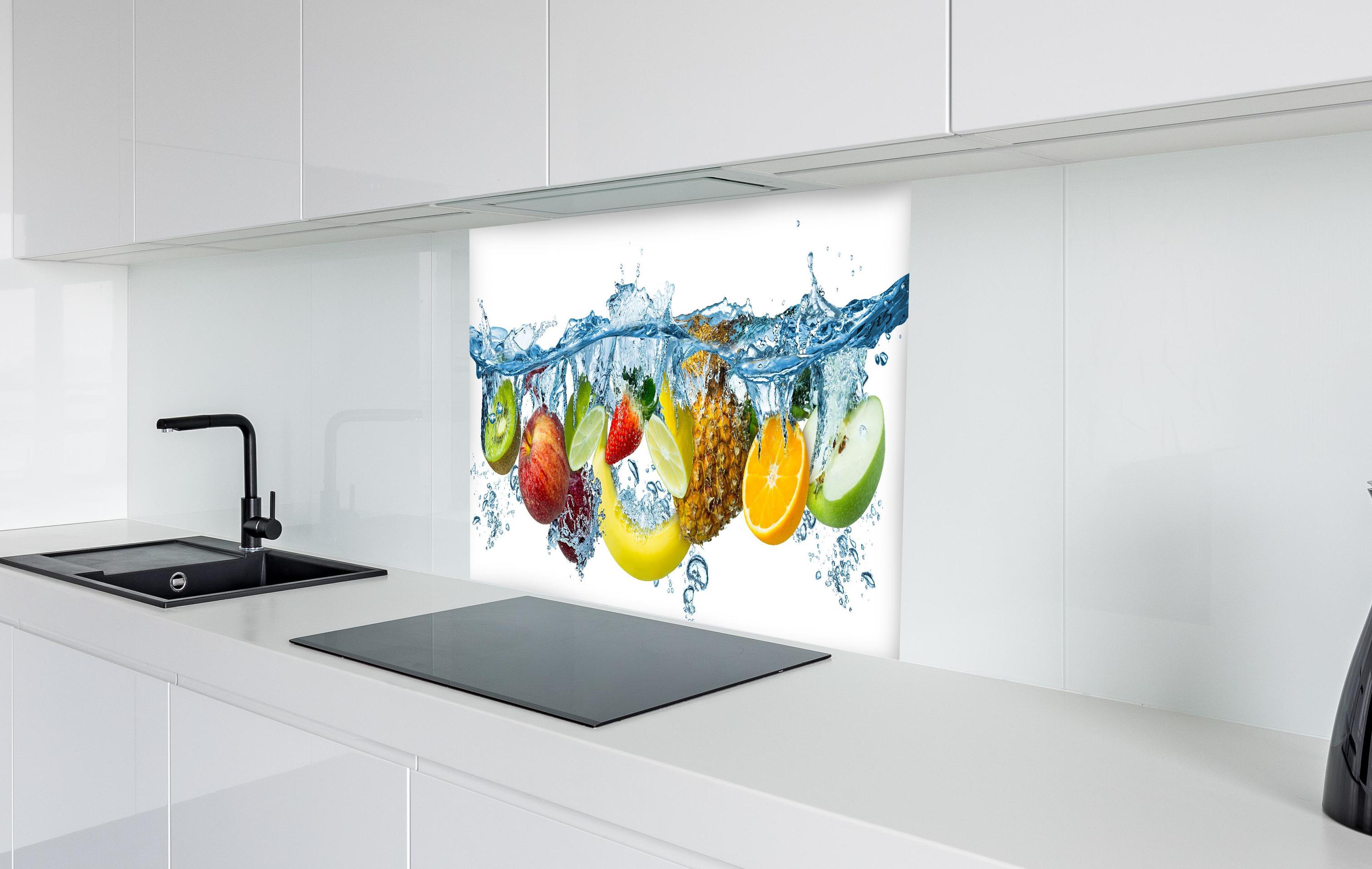 Spritzschutz - Frische Multifrüchte in weißer Hochglanz-Küche hinter einem Cerankochfeld