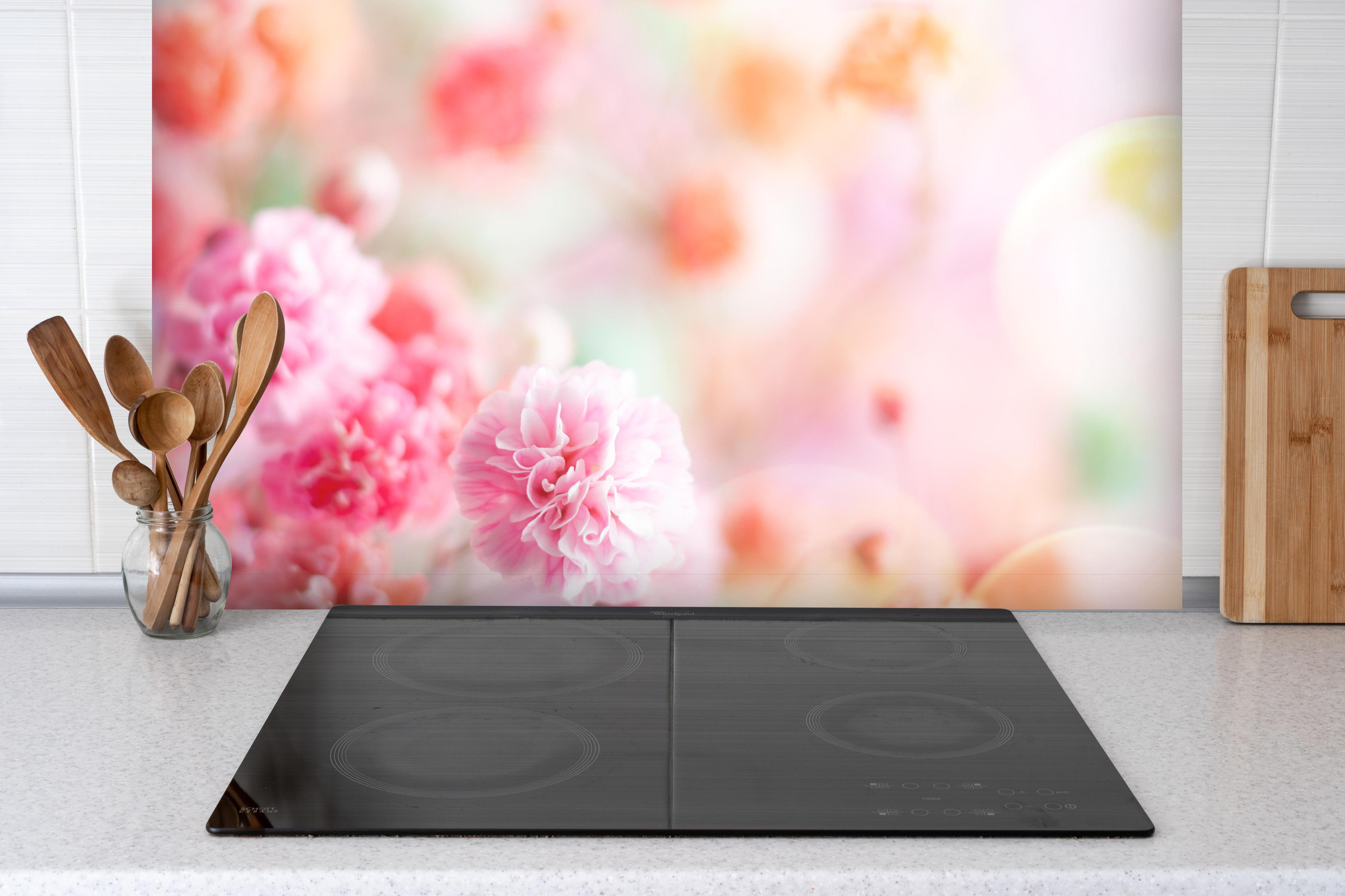 Spritzschutz - Frische rosa Frühlingsblumen hinter einem Cerankochfeld zwischen Holz-Kochutensilien