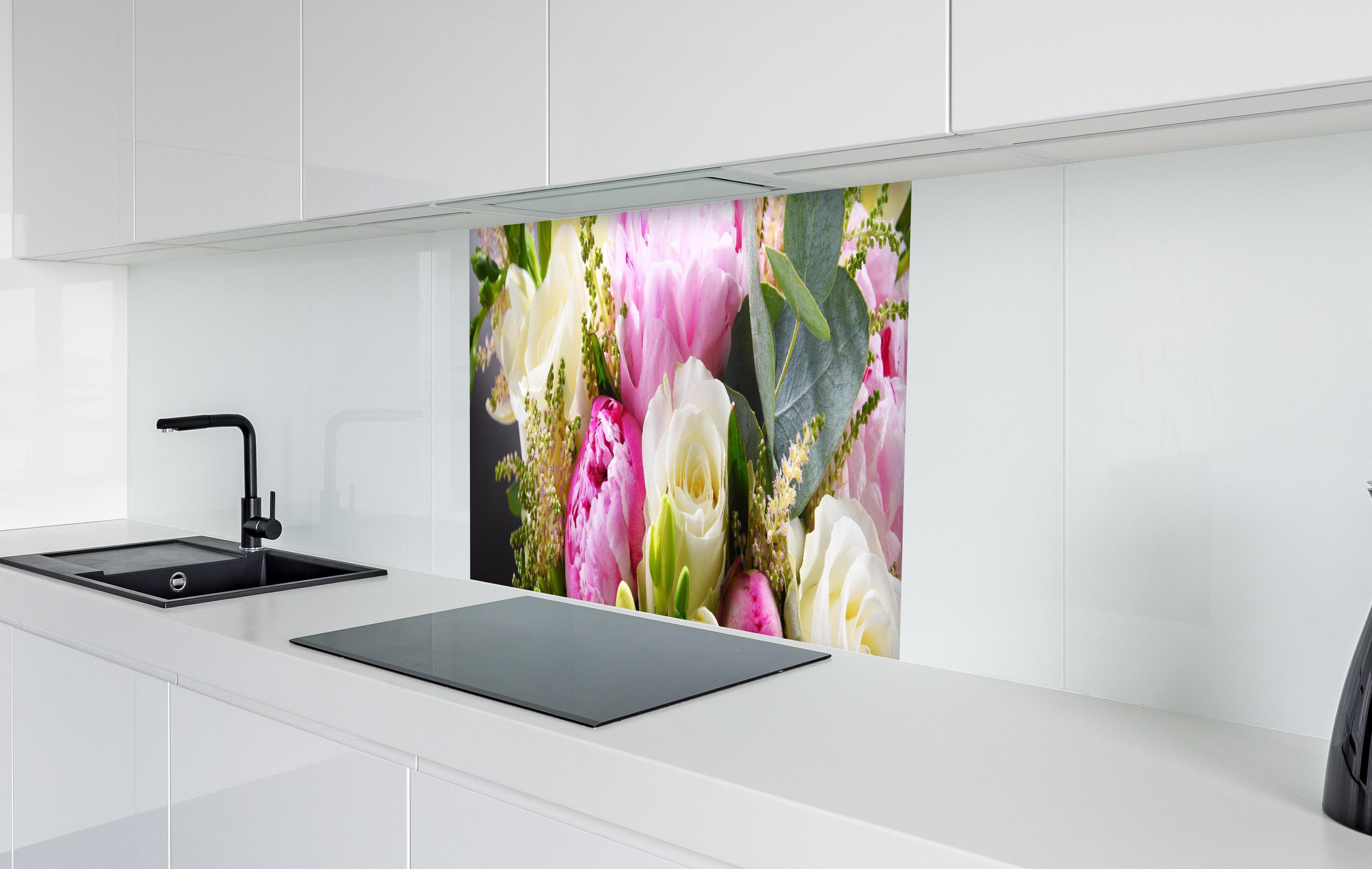 Spritzschutz - Frischer Blumenstrauß Mix in weißer Hochglanz-Küche hinter einem Cerankochfeld