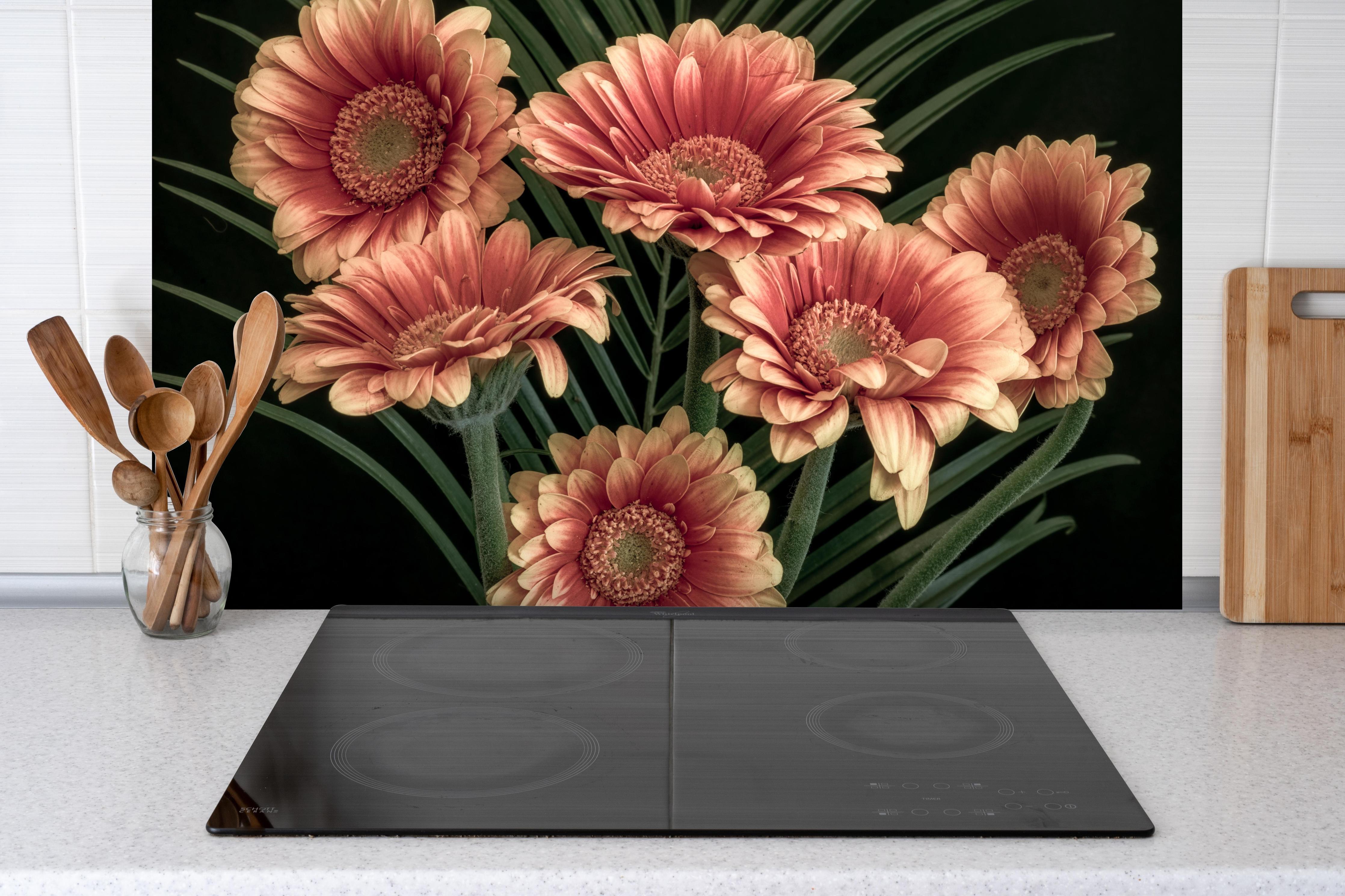 Spritzschutz - Frischer Blumenstrauß Stillleben hinter einem Cerankochfeld zwischen Holz-Kochutensilien