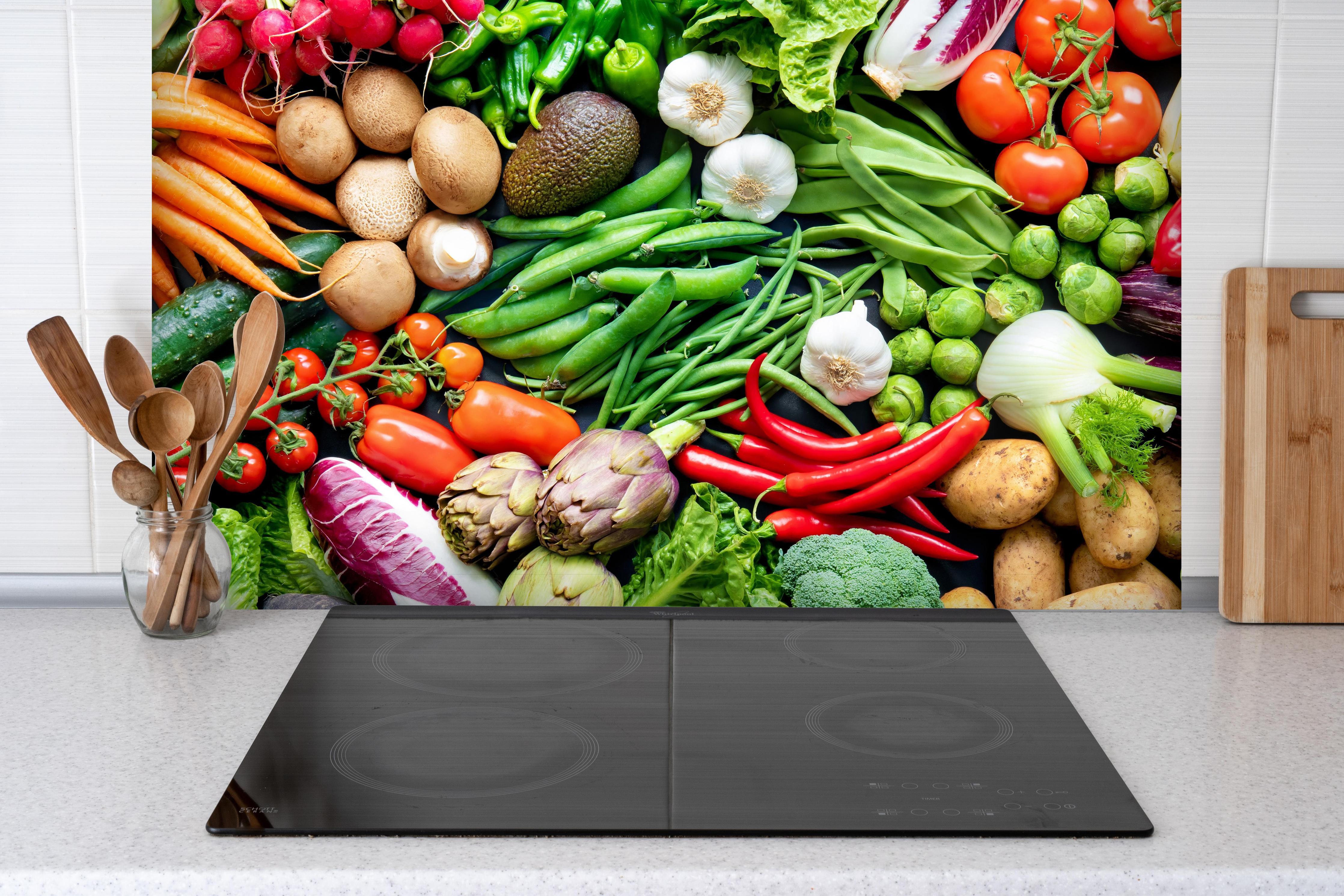 Spritzschutz - Frisches Bio-Gemüse hinter einem Cerankochfeld zwischen Holz-Kochutensilien