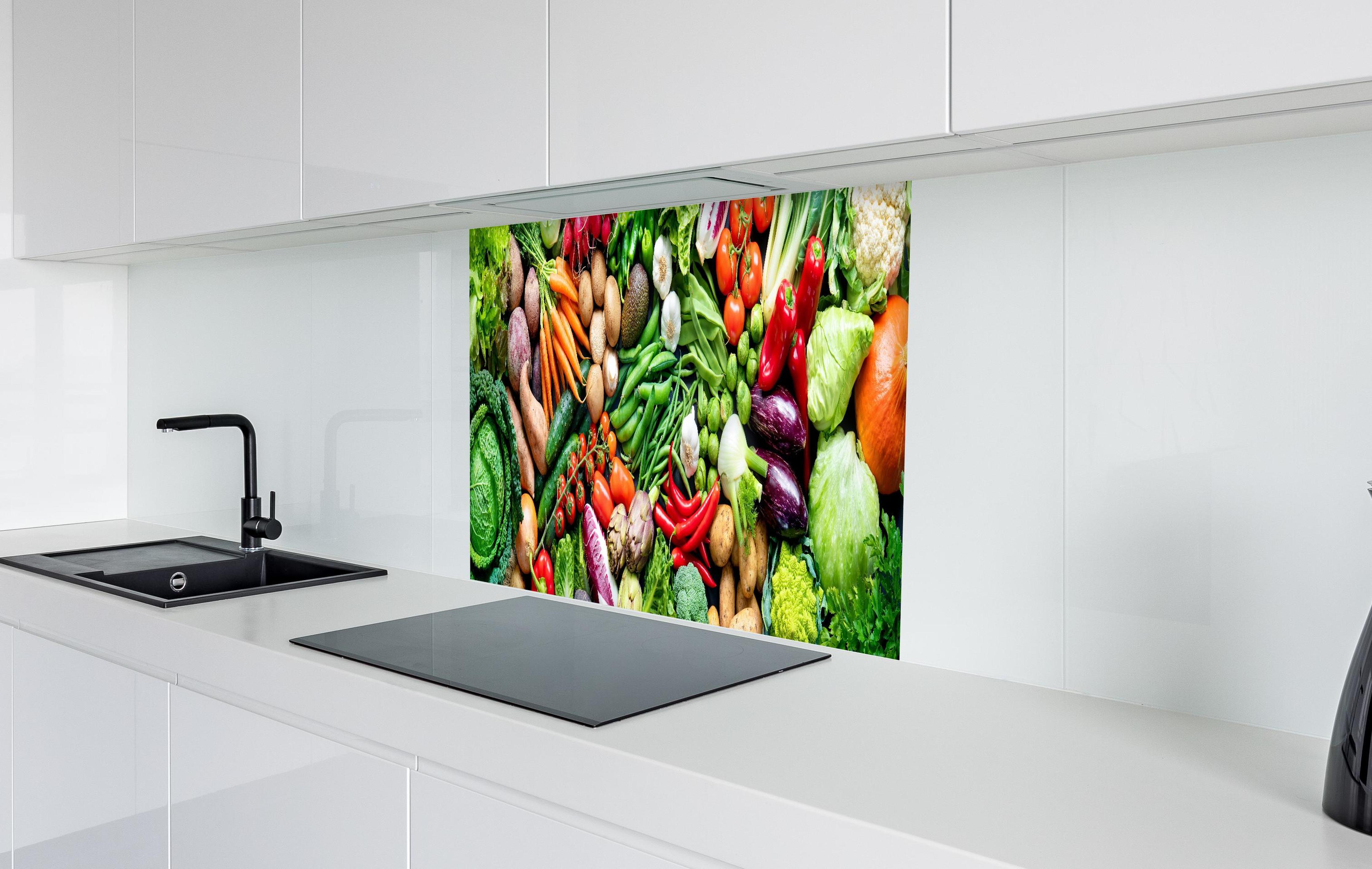 Spritzschutz - Frisches Bio-Gemüse in weißer Hochglanz-Küche hinter einem Cerankochfeld