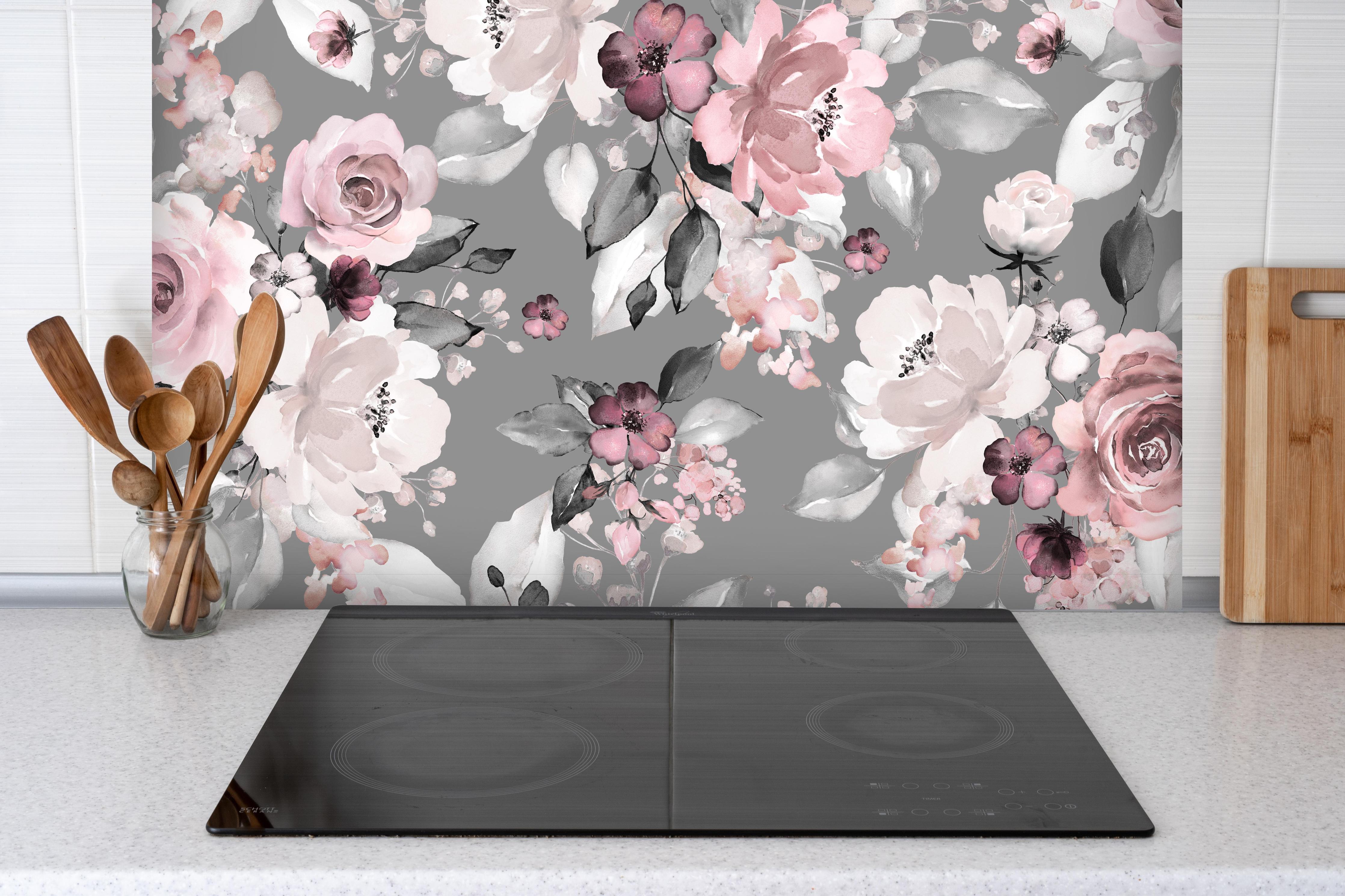 Spritzschutz - Frühlingsblumen im Tapeten-Stil hinter einem Cerankochfeld zwischen Holz-Kochutensilien