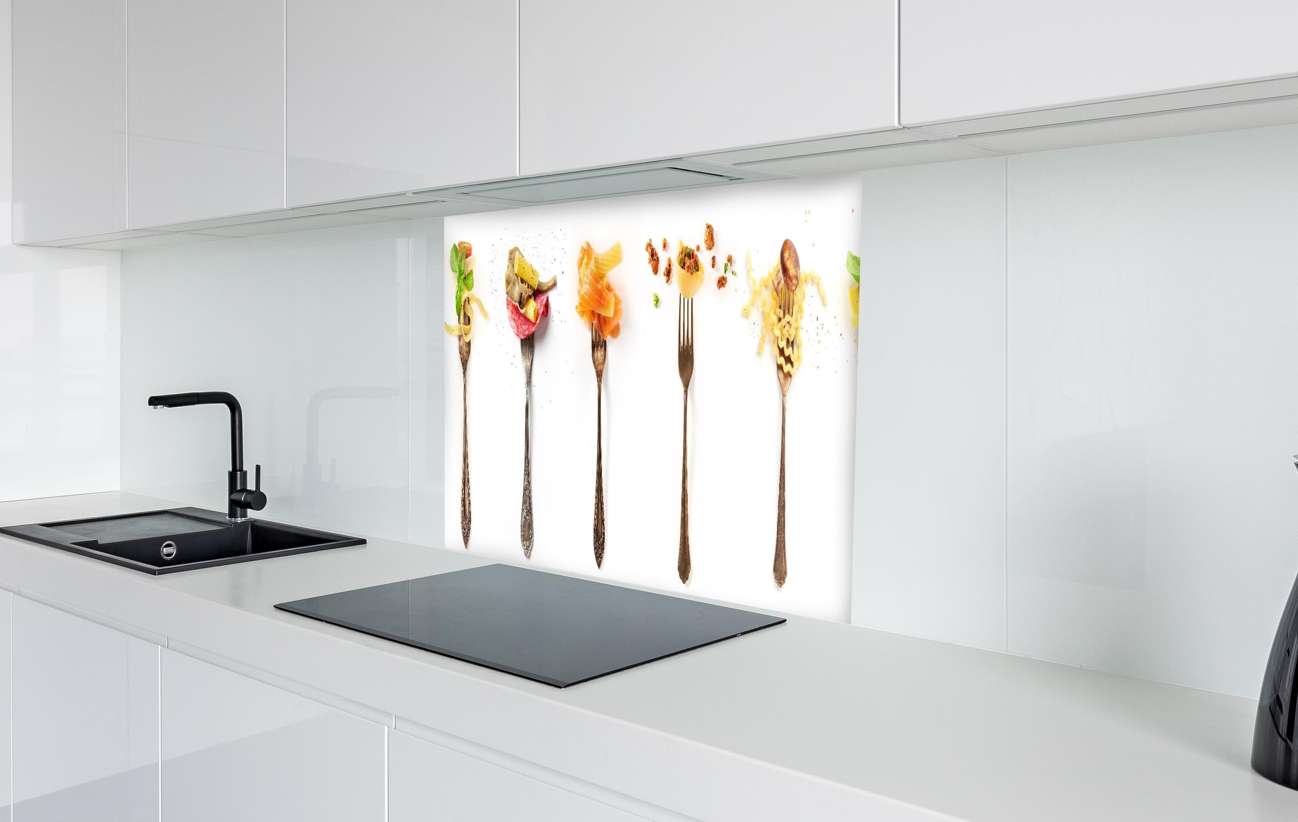 Spritzschutz - Gabeln mit Italienischer Pasta Essen in weißer Hochglanz-Küche hinter einem Cerankochfeld