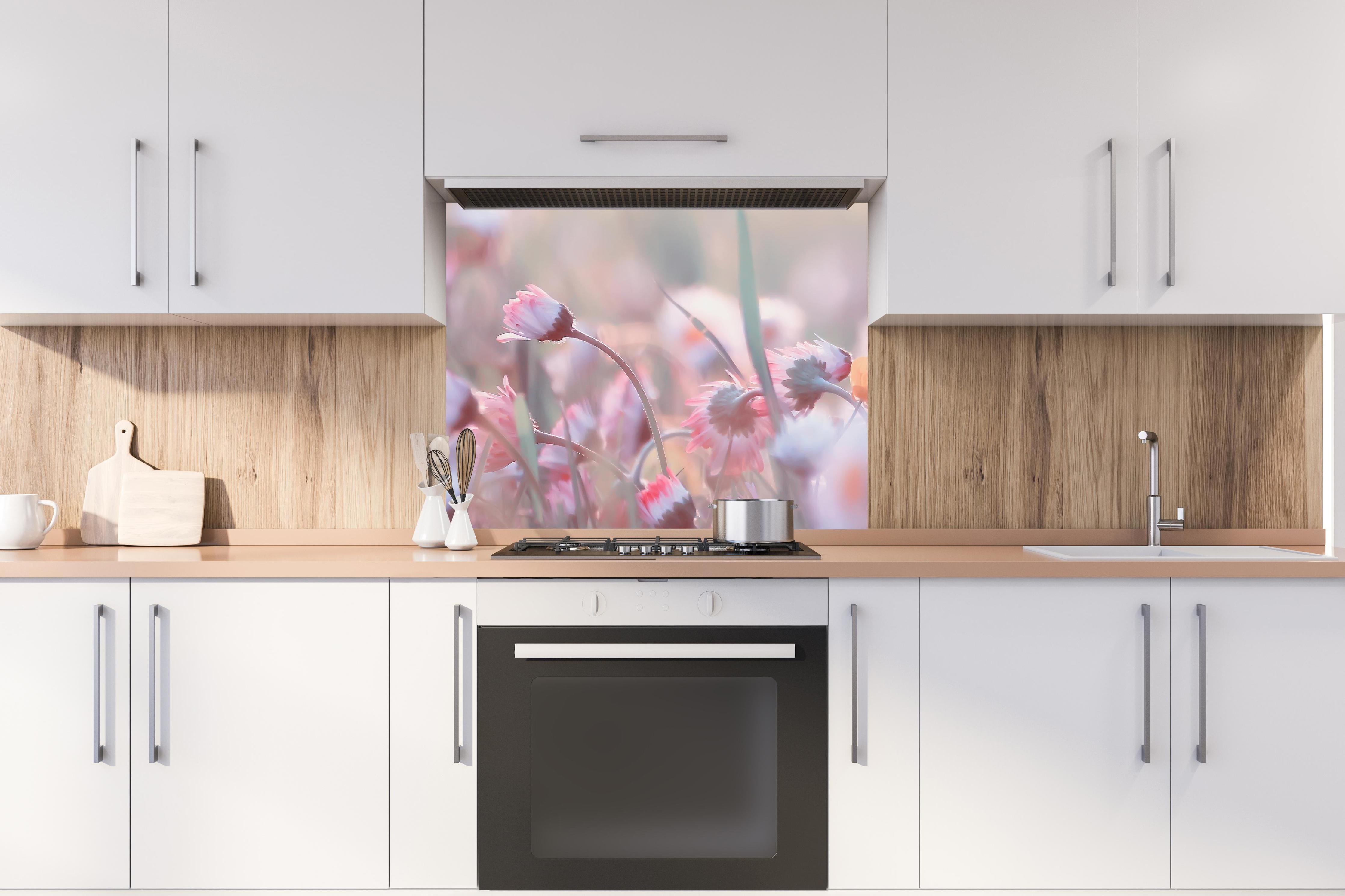 Spritzschutz - Gänseblümchen in der Natur hinter stilvollem Gasherd unter Dunstabzugshaube