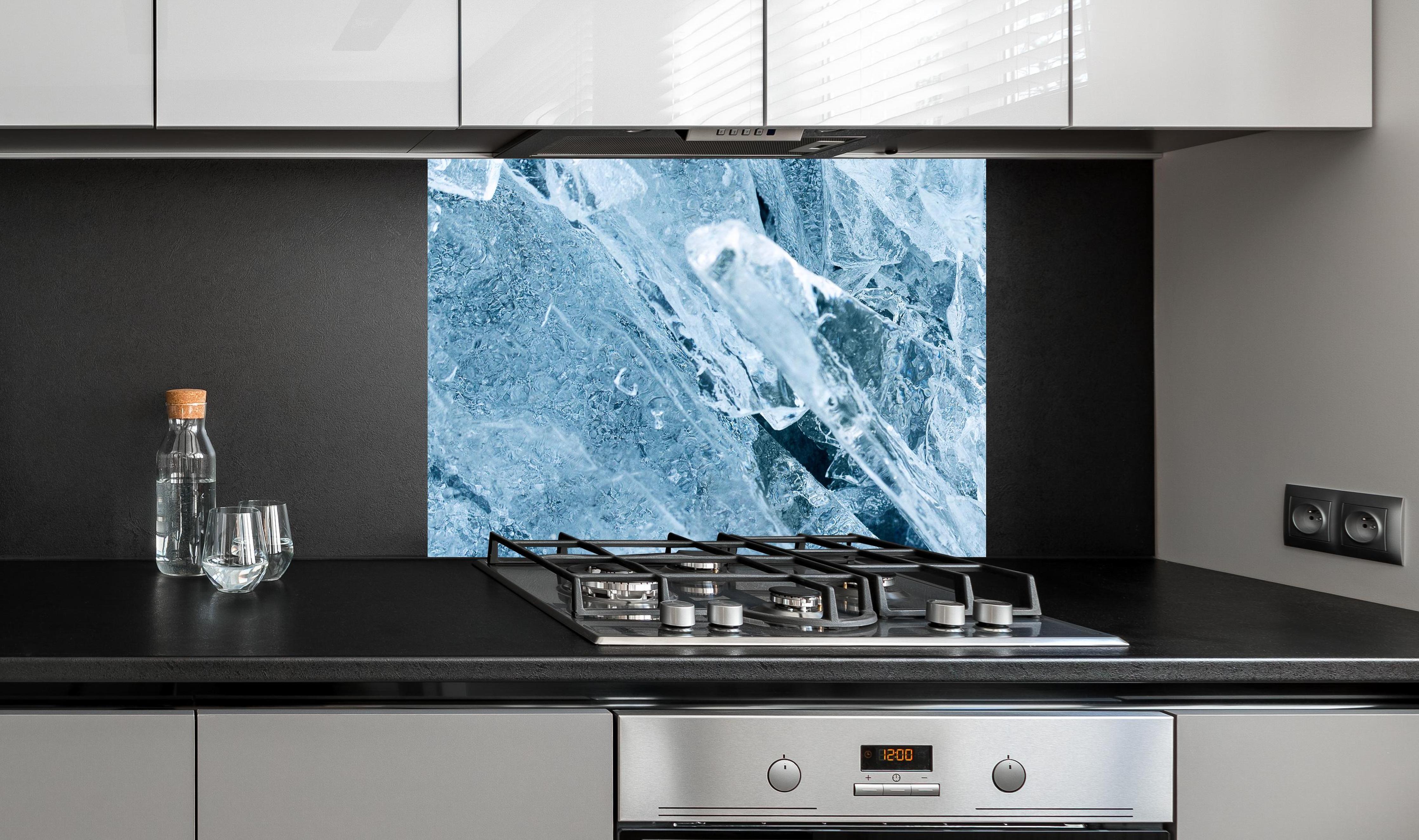 Spritzschutz - Gebrochenes Eis Textur an edler Anthrazit-Wand hinter silbernem Gasherd