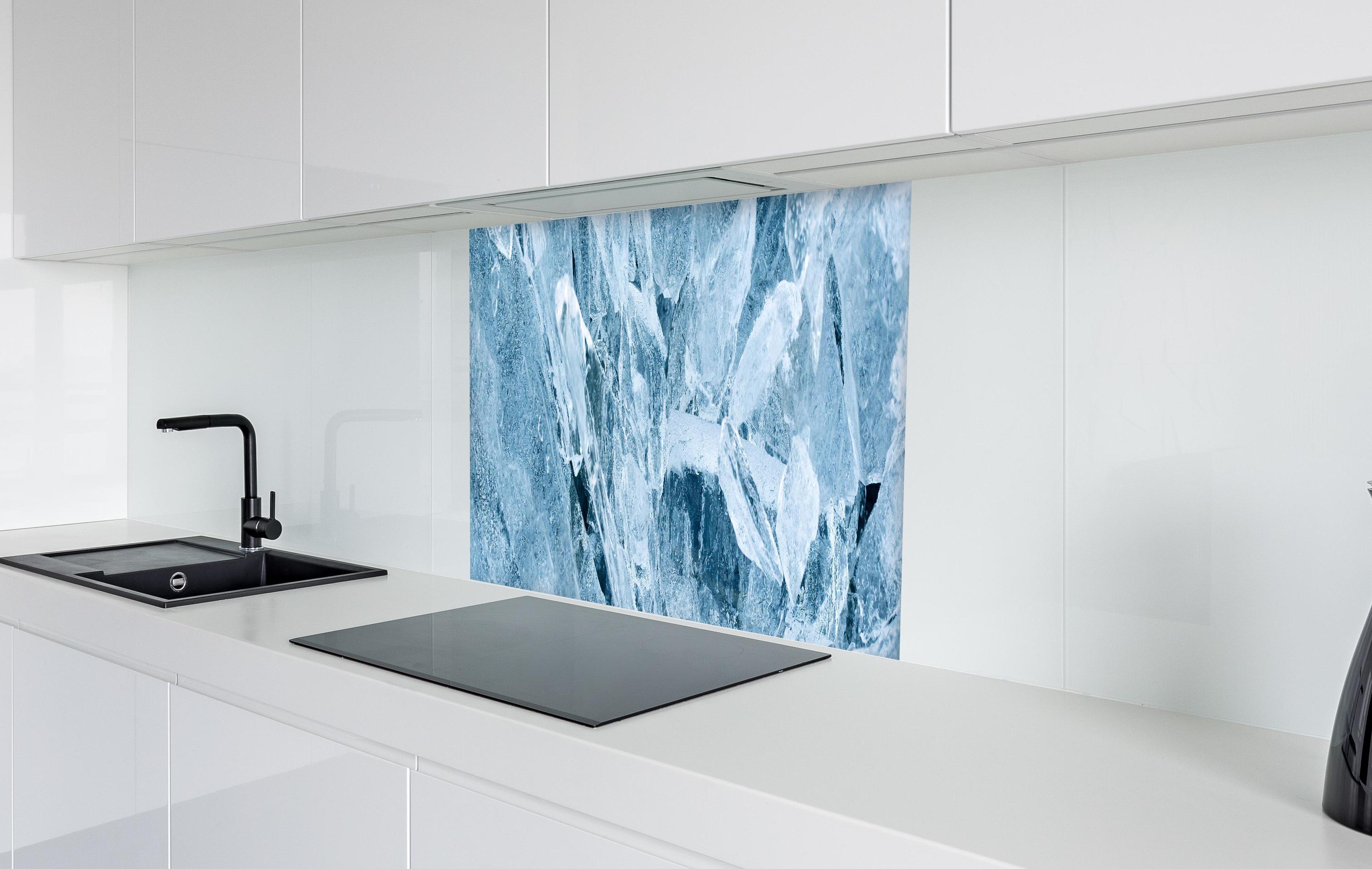 Spritzschutz - Gebrochenes Eis Textur in weißer Hochglanz-Küche hinter einem Cerankochfeld