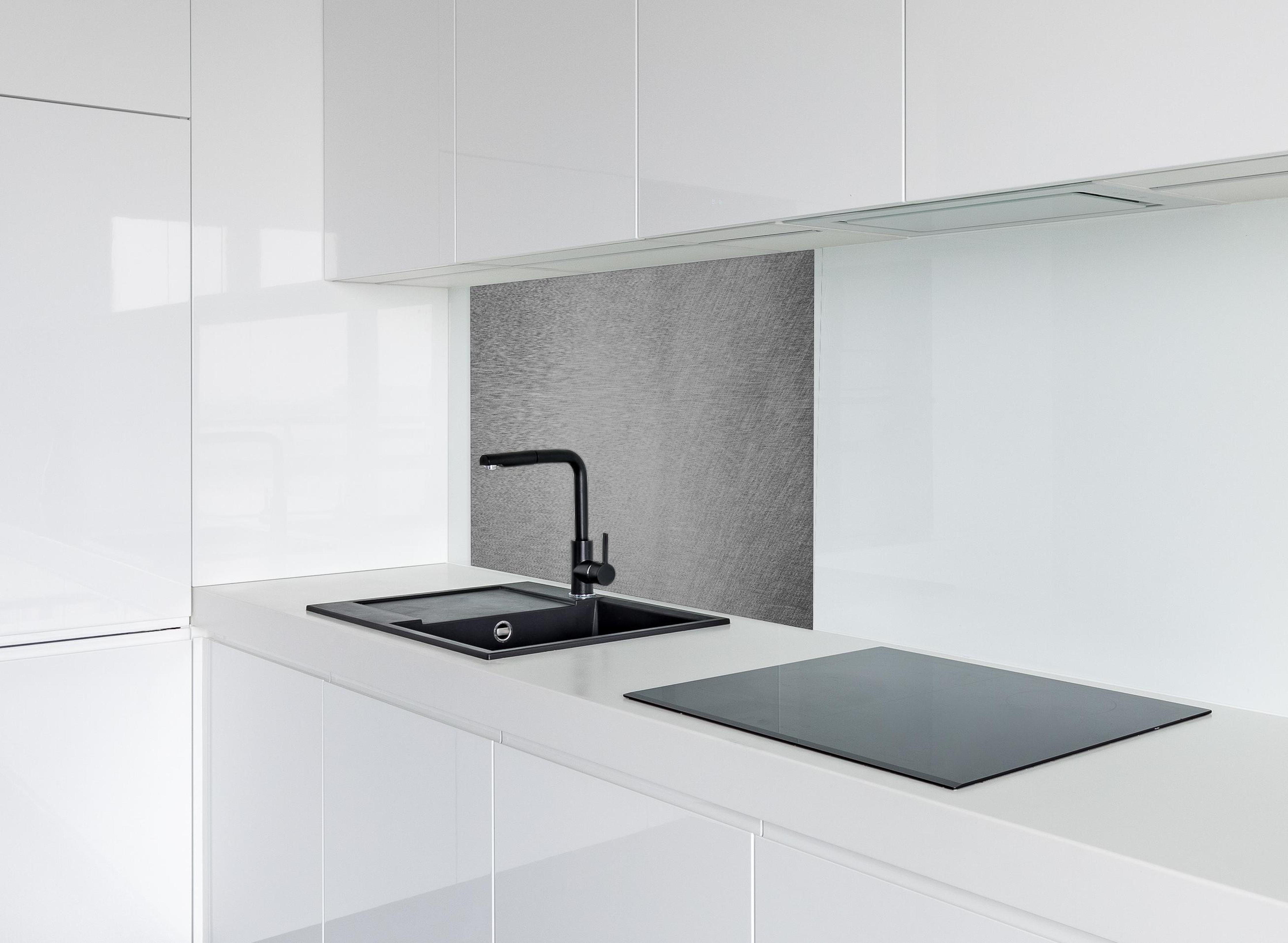 Spritzschutz - Gebürsteter Stahlblech Mix hinter modernem schwarz-matten Spülbecken in weißer Hochglanz-Küche