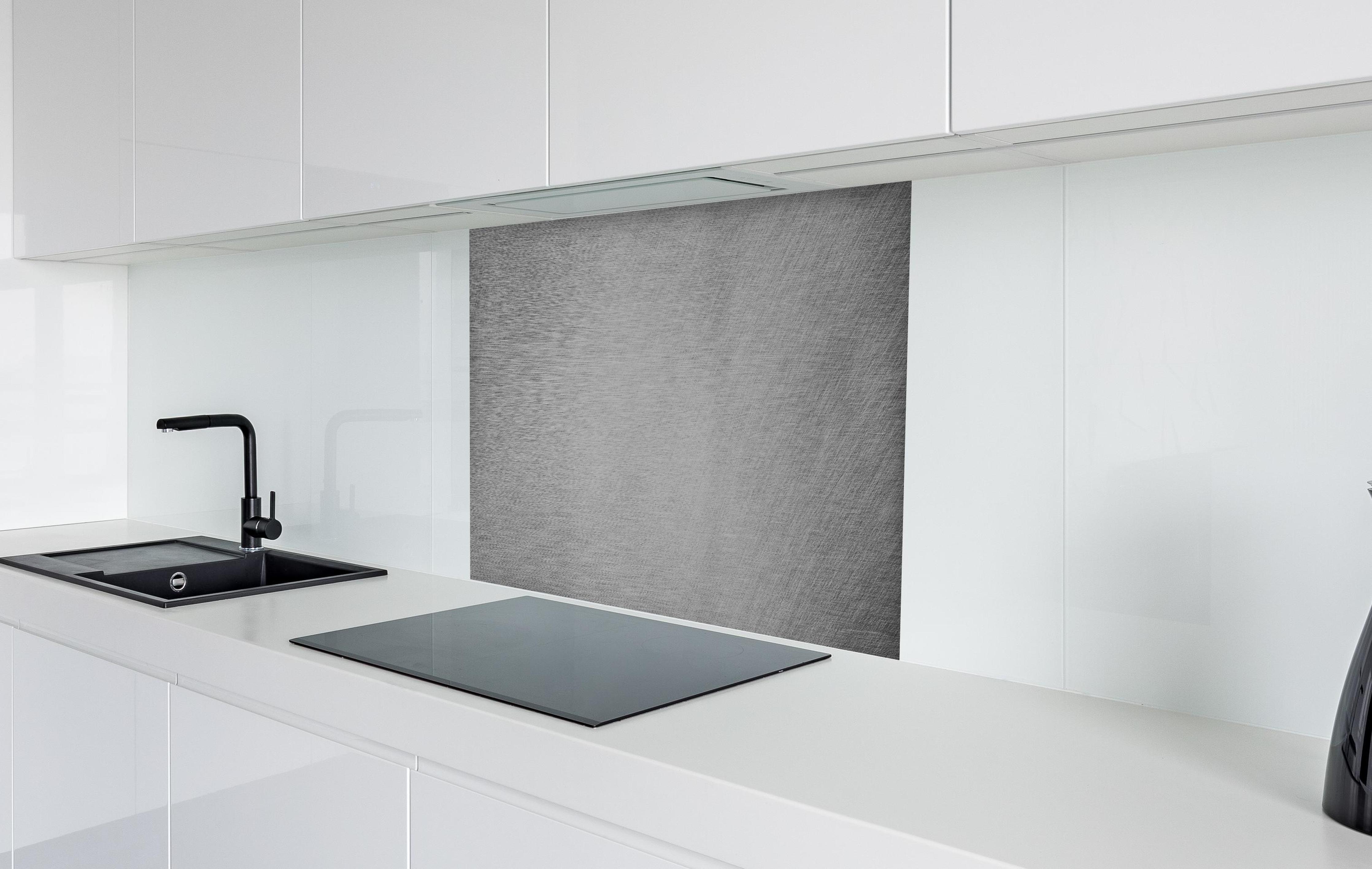 Spritzschutz - Gebürsteter Stahlblech Mix in weißer Hochglanz-Küche hinter einem Cerankochfeld