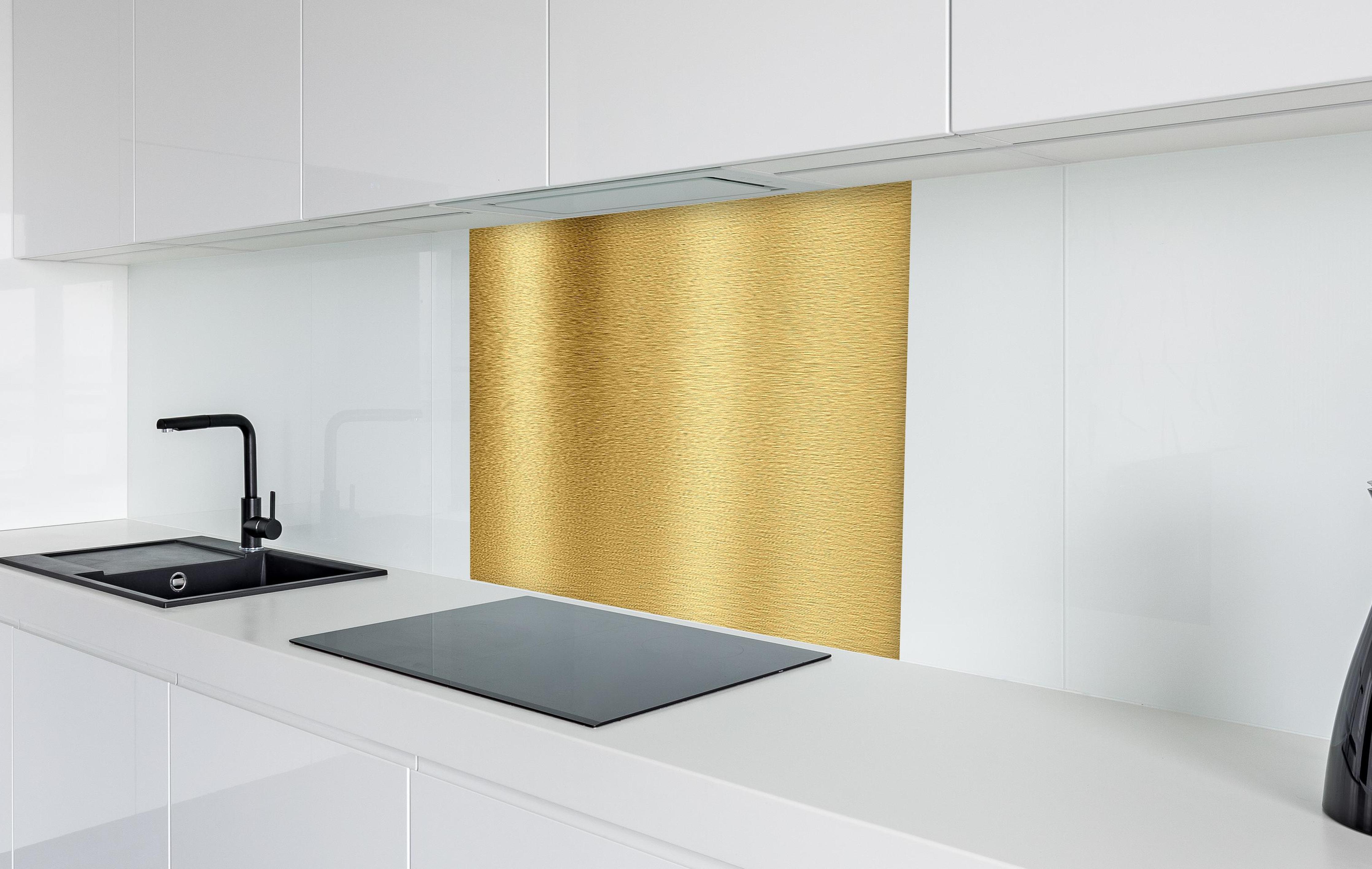 Spritzschutz - Gebürstetes Gold in weißer Hochglanz-Küche hinter einem Cerankochfeld