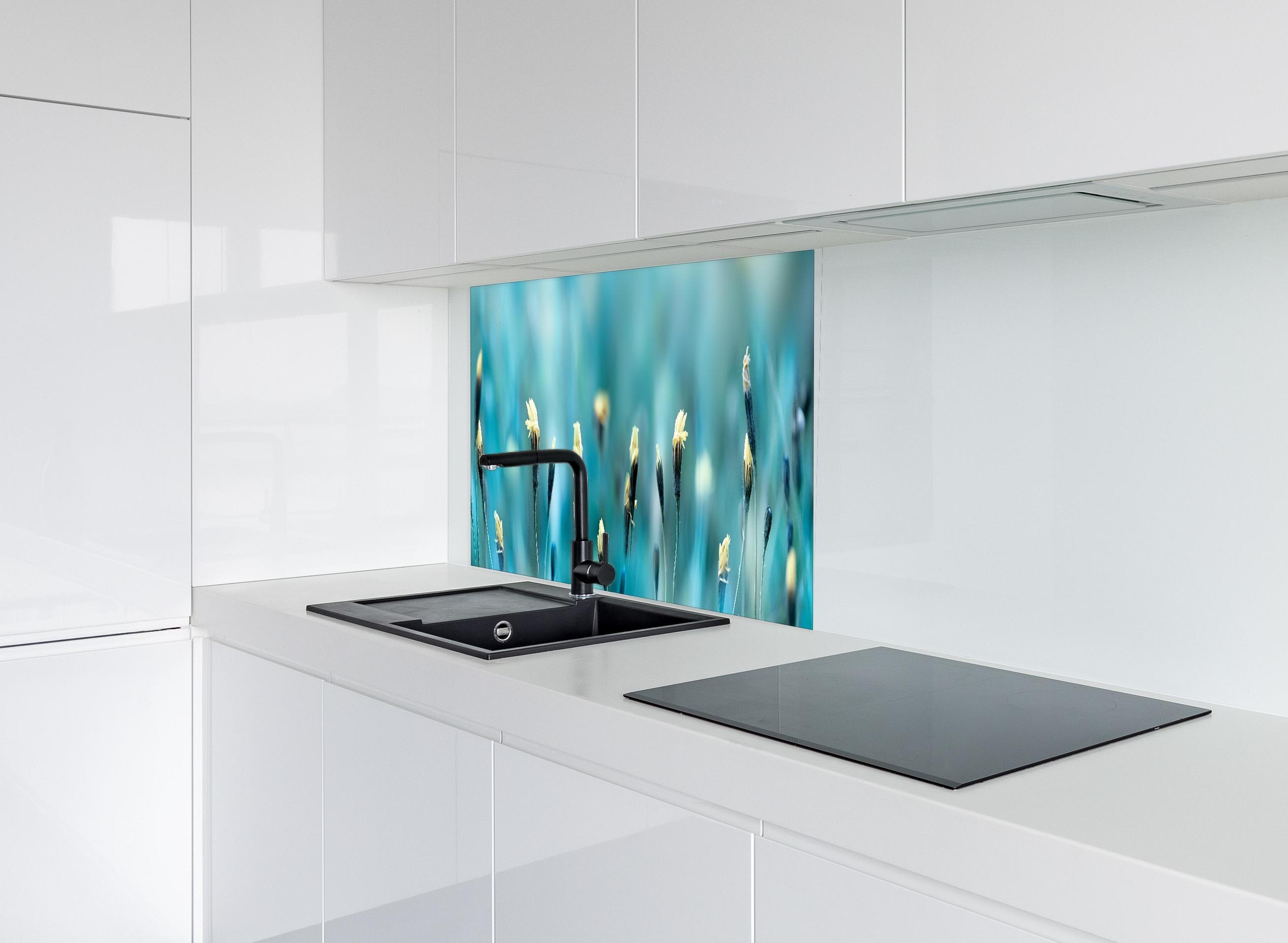 Spritzschutz - Gedeihendes Frühlingsfeld hinter modernem schwarz-matten Spülbecken in weißer Hochglanz-Küche