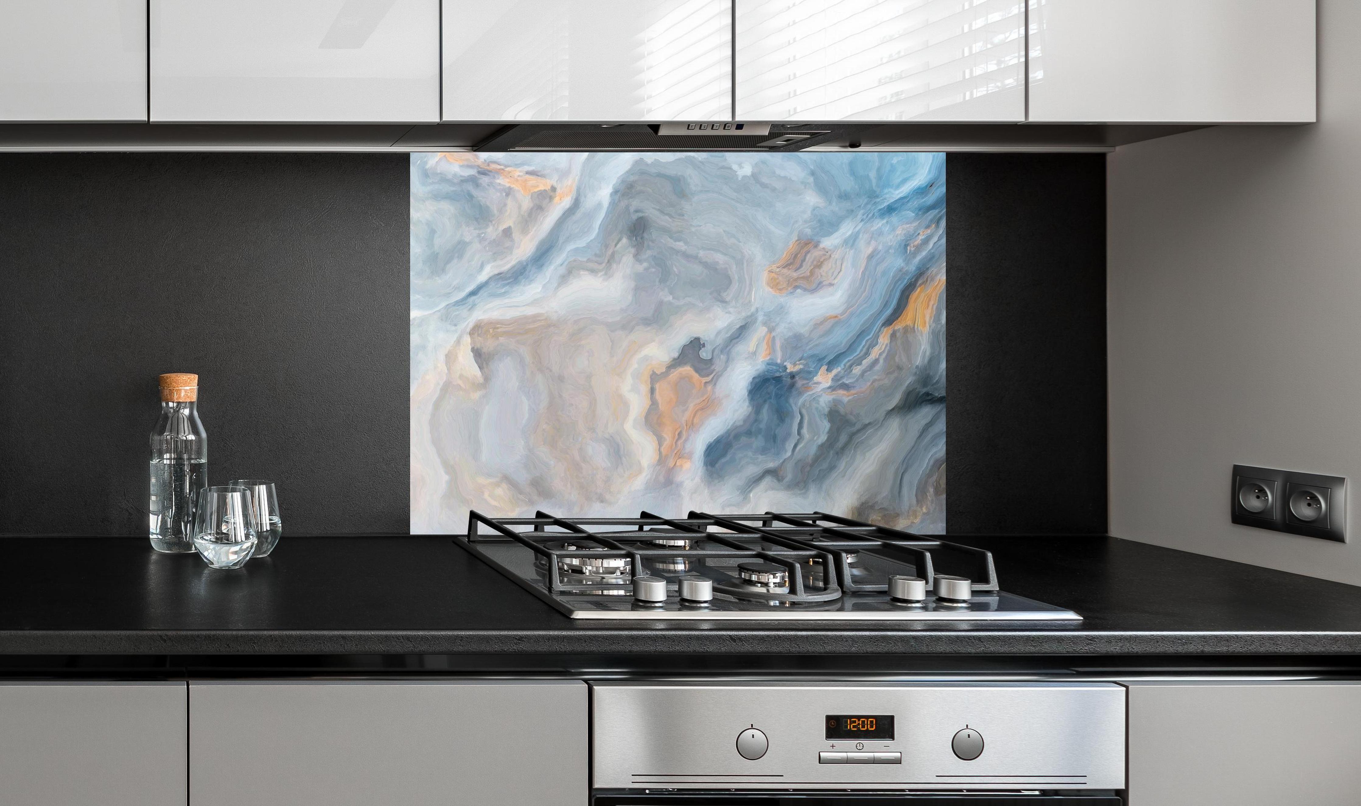 Spritzschutz - Gemalter bläulicher Marmor an edler Anthrazit-Wand hinter silbernem Gasherd