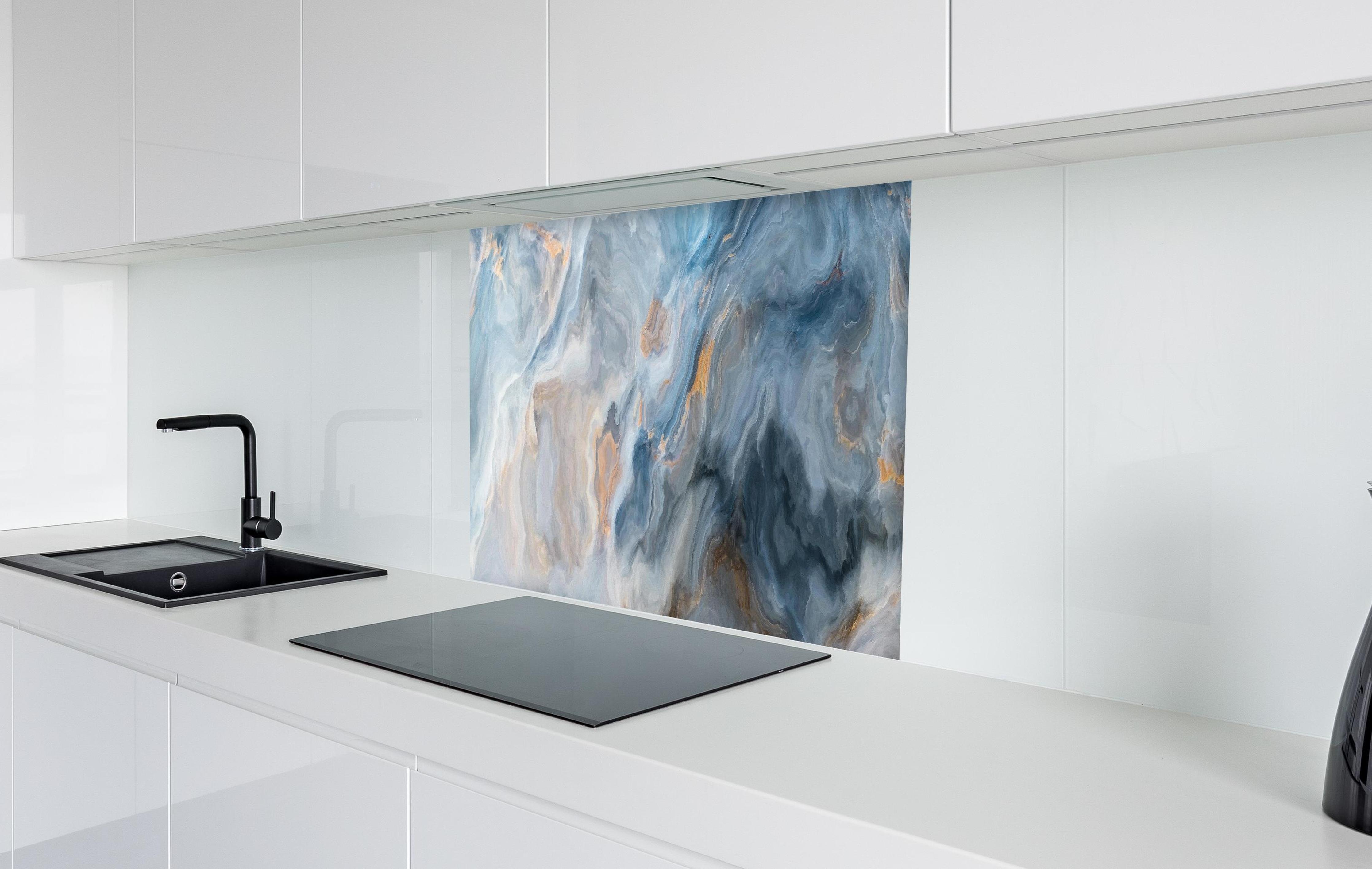 Spritzschutz - Gemalter bläulicher Marmor in weißer Hochglanz-Küche hinter einem Cerankochfeld