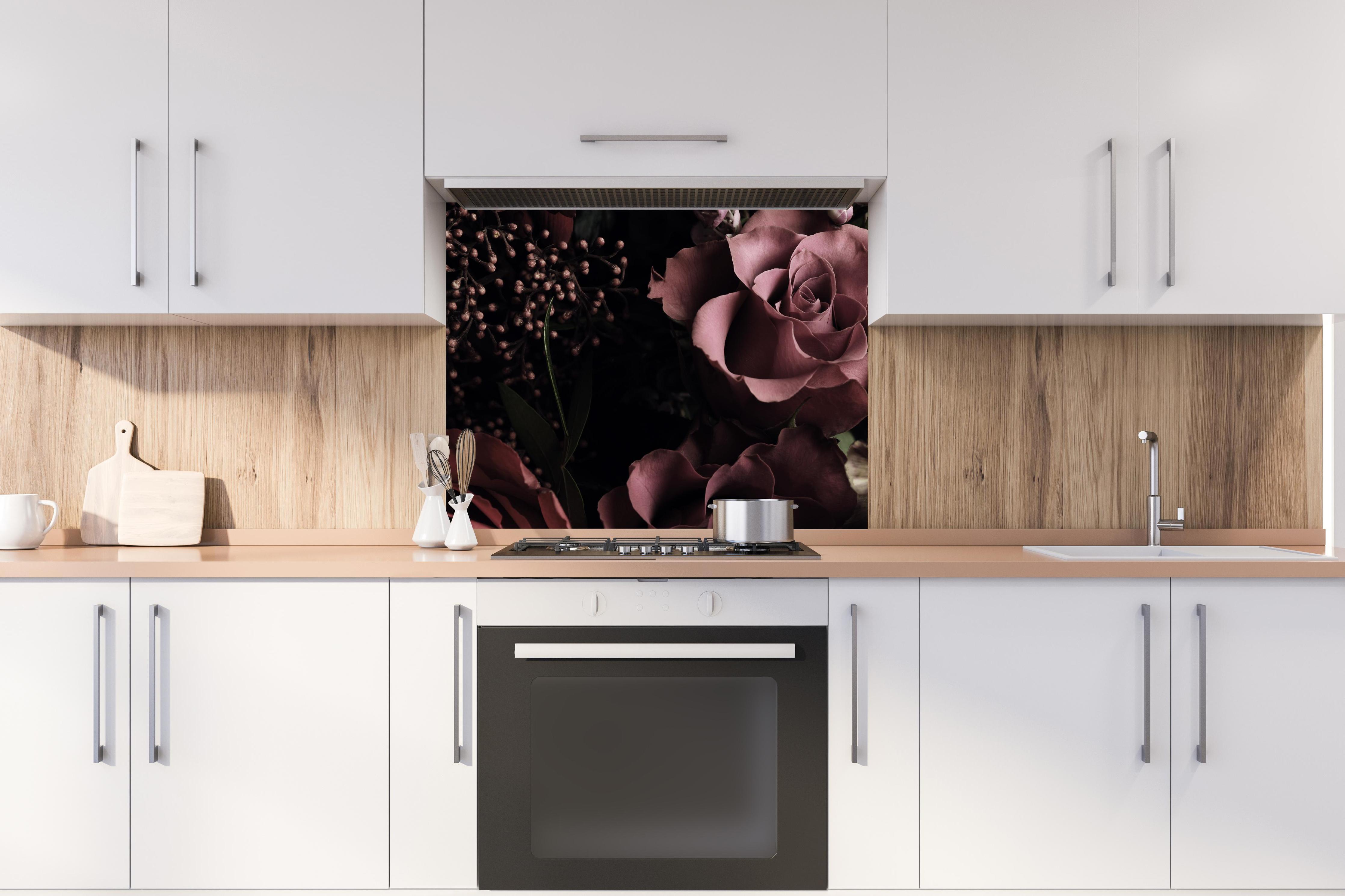 Spritzschutz - Gemischter Vintage-Blumenstrauß hinter stilvollem Gasherd unter Dunstabzugshaube