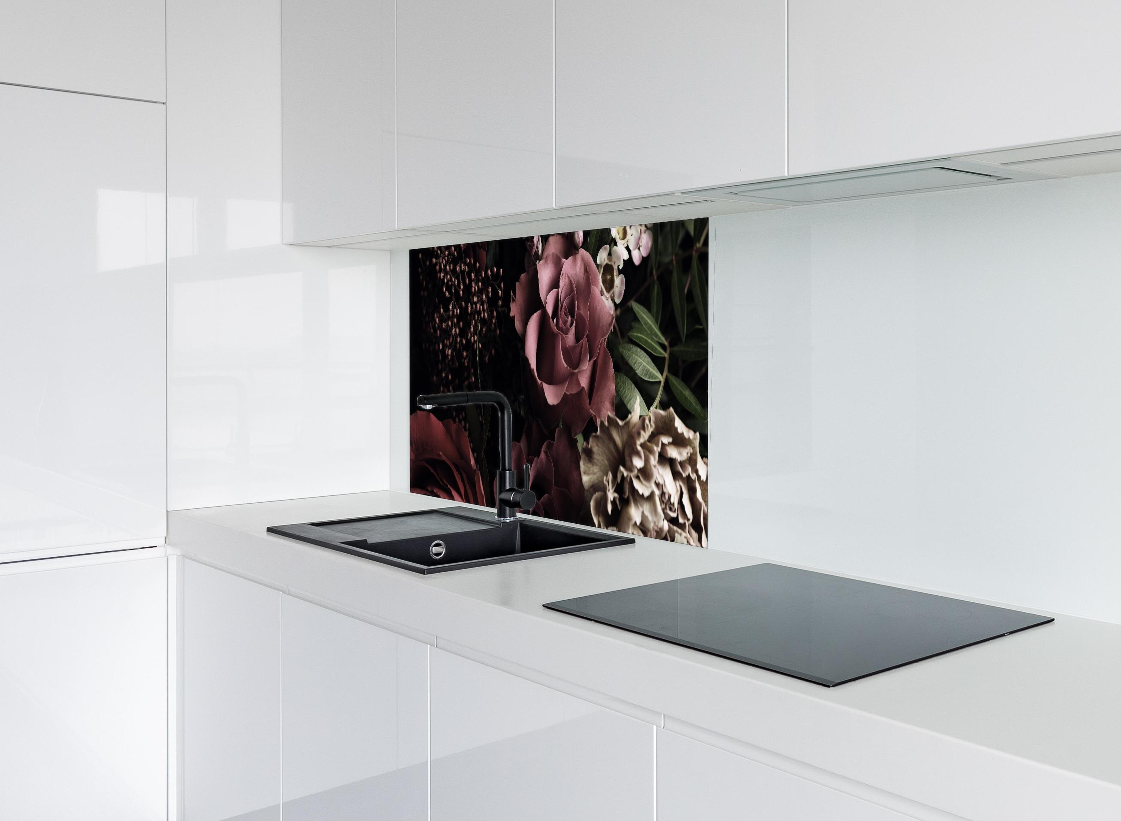 Spritzschutz - Gemischter Vintage-Blumenstrauß hinter modernem schwarz-matten Spülbecken in weißer Hochglanz-Küche