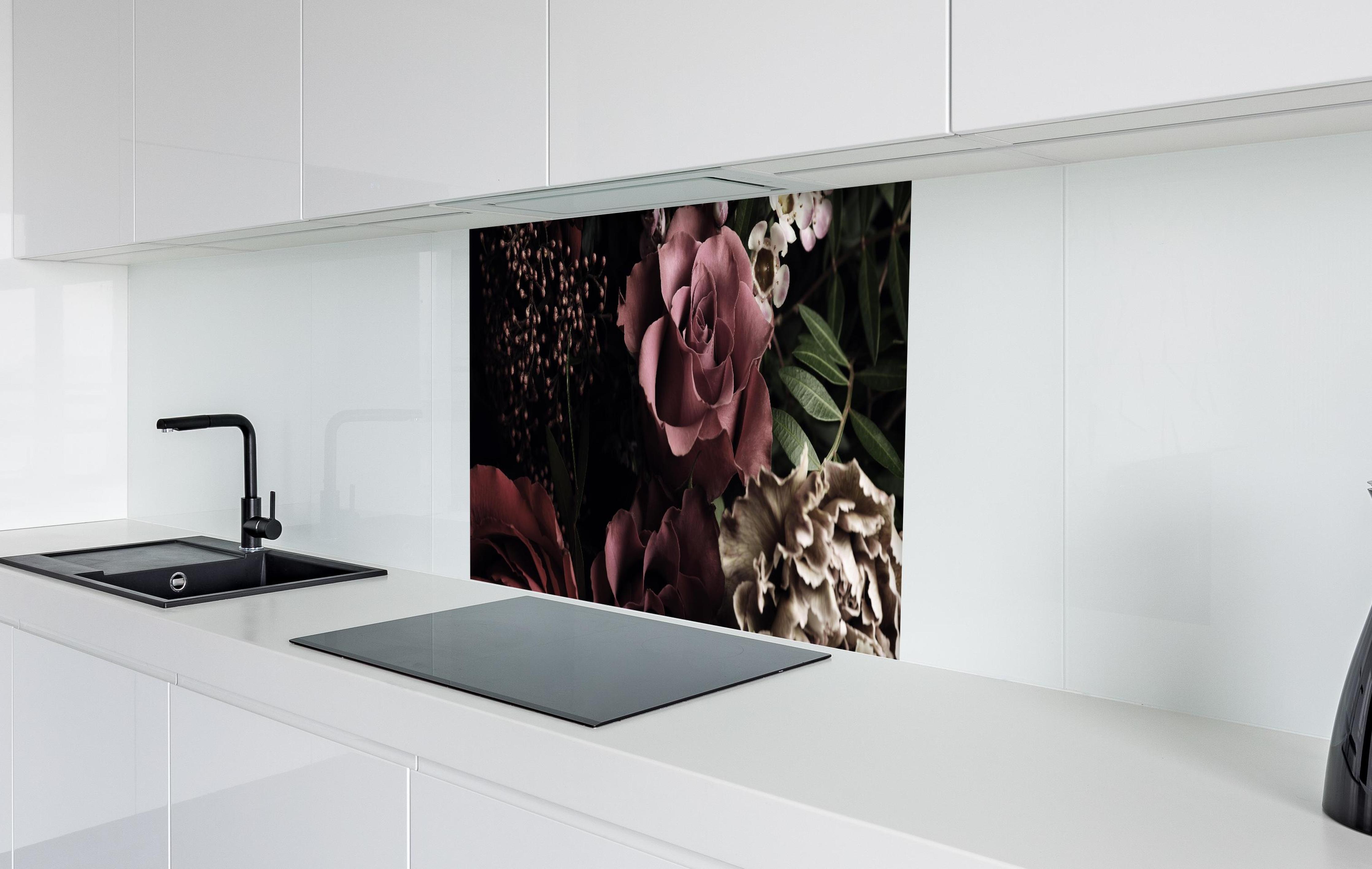 Spritzschutz - Gemischter Vintage-Blumenstrauß in weißer Hochglanz-Küche hinter einem Cerankochfeld