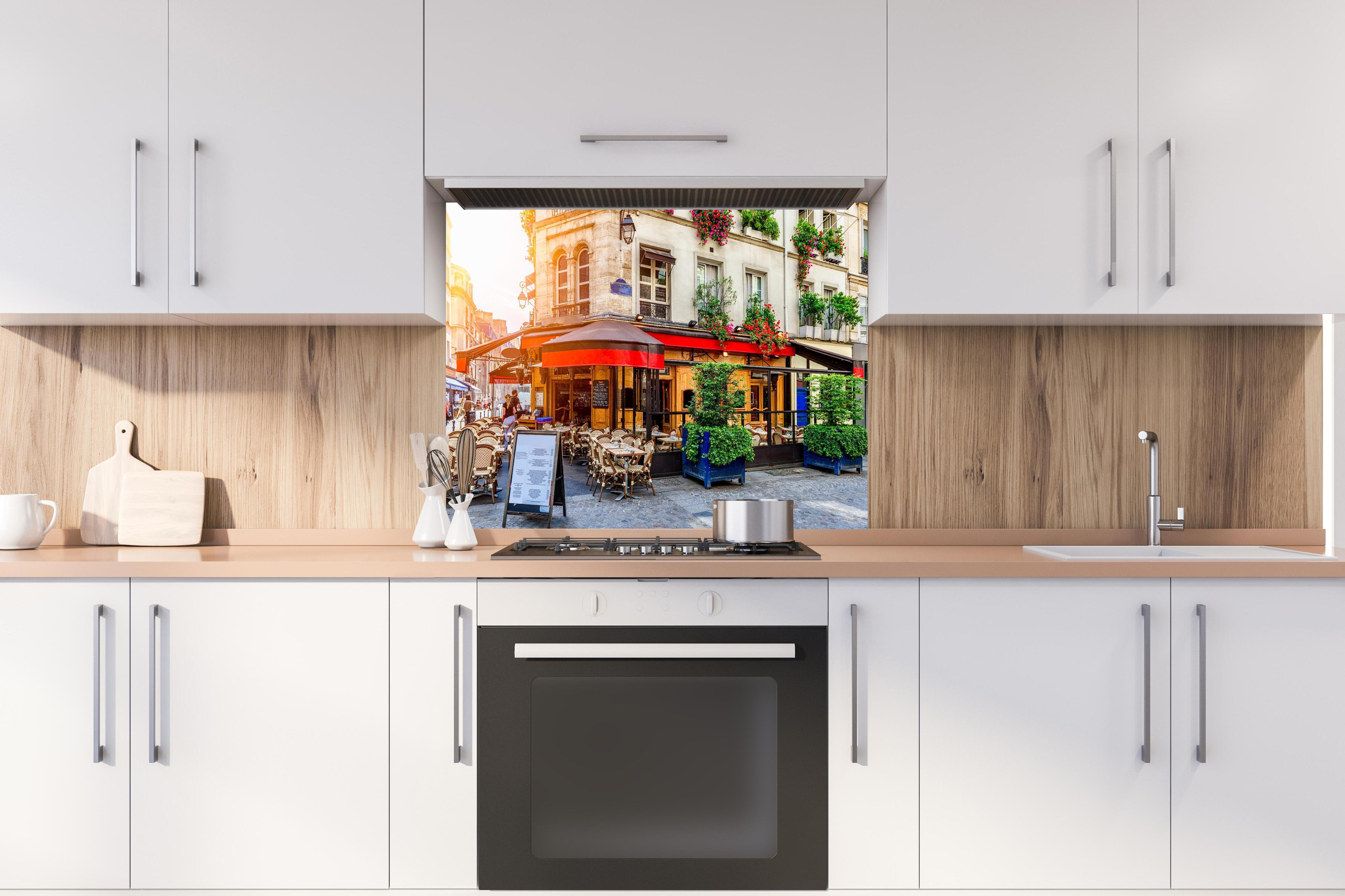 Spritzschutz - Gemütliche Straße mit Tischen eines Cafés in Paris hinter stilvollem Gasherd unter Dunstabzugshaube