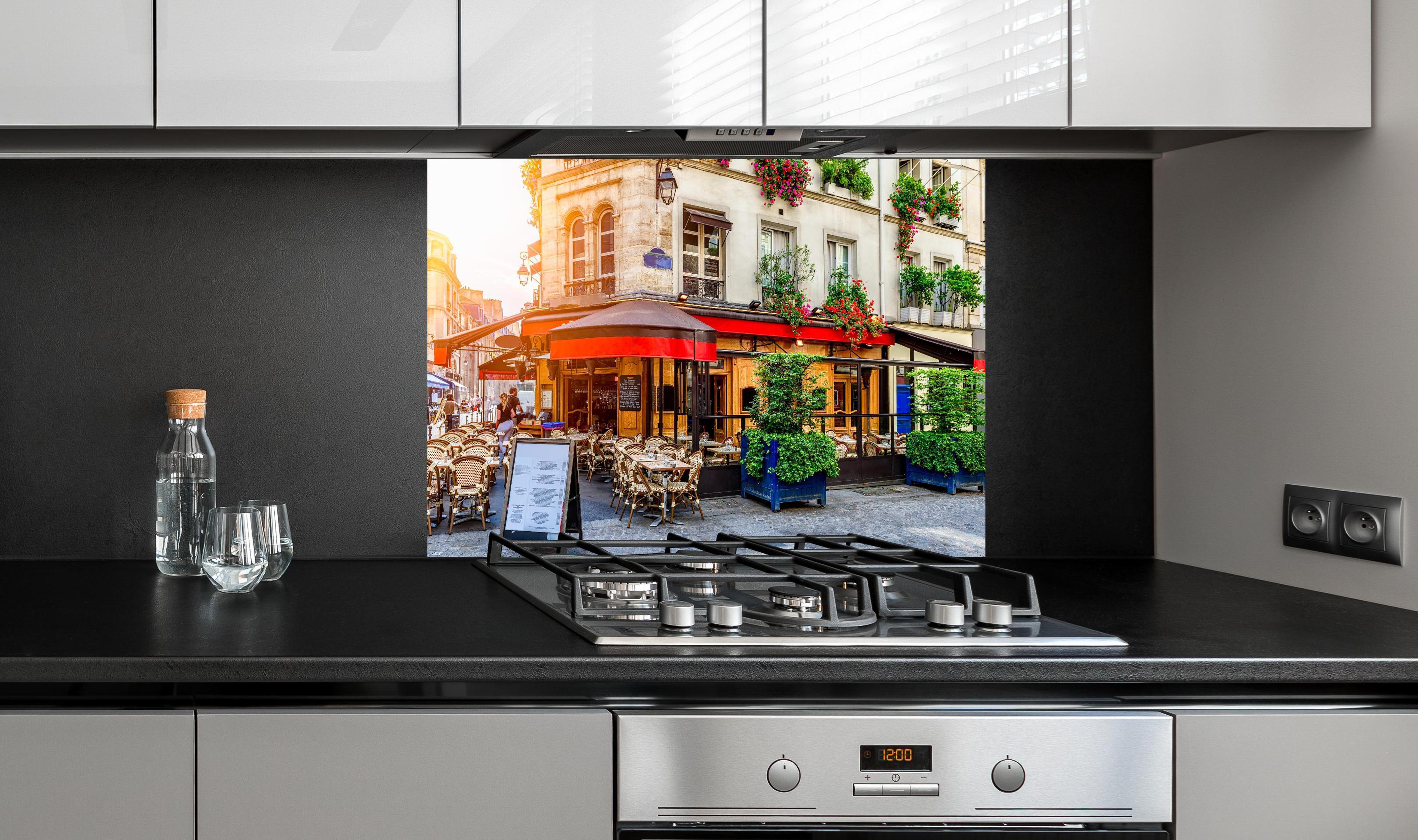 Spritzschutz - Gemütliche Straße mit Tischen eines Cafés in Paris an edler Anthrazit-Wand hinter silbernem Gasherd