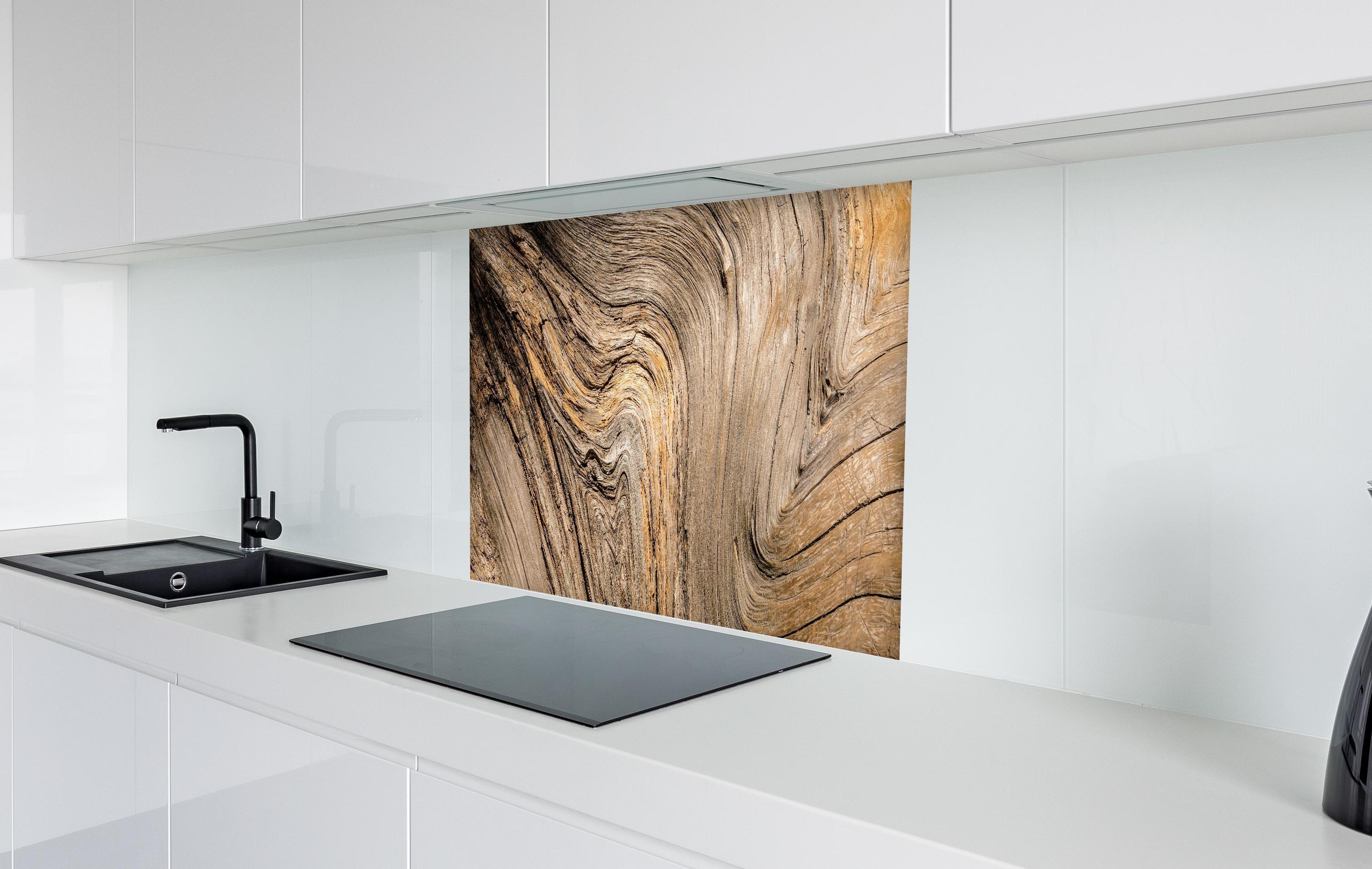 Spritzschutz - Geschwungenes Naturholz in weißer Hochglanz-Küche hinter einem Cerankochfeld