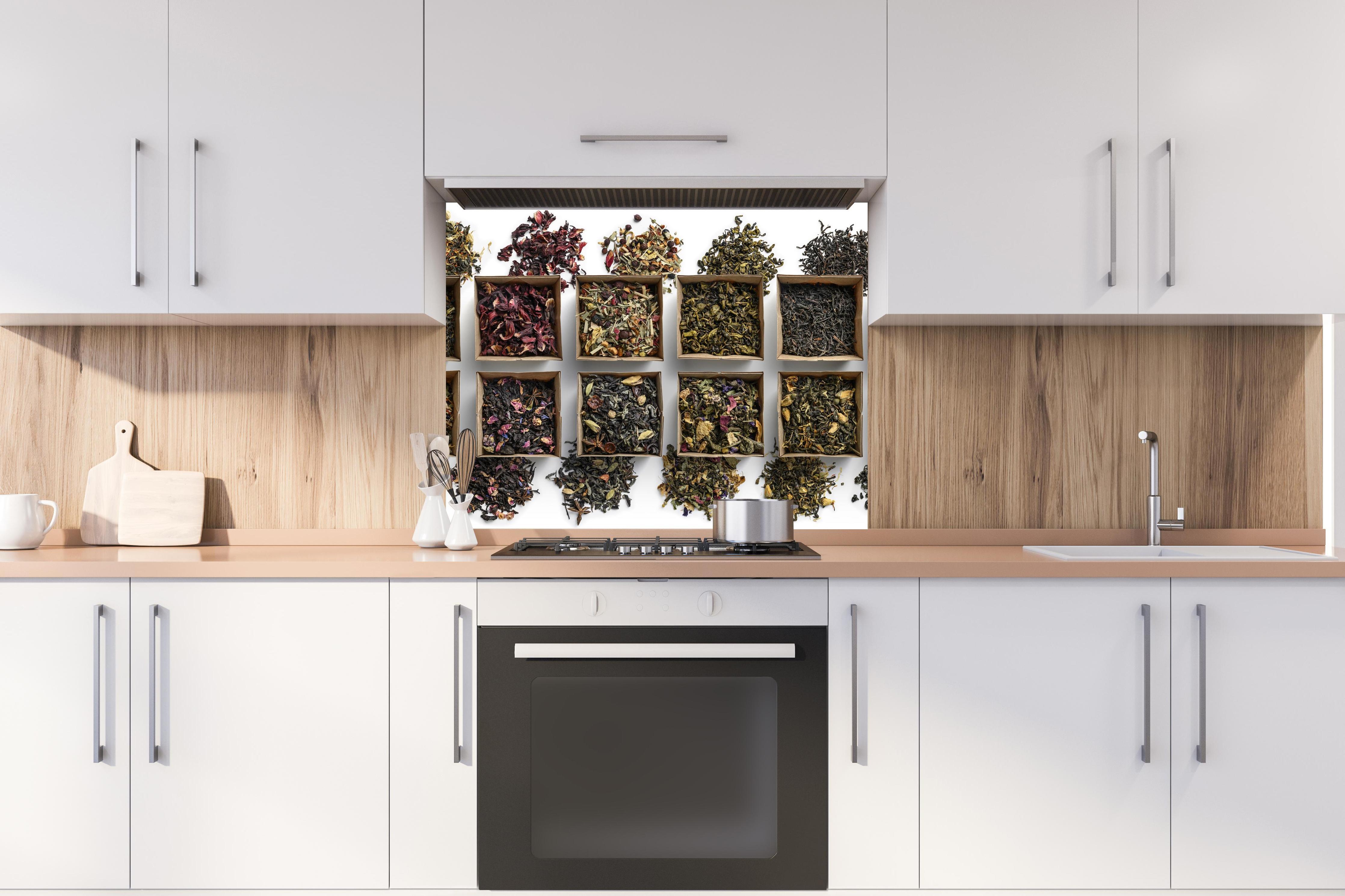 Spritzschutz - Gesunde Teesorten hinter stilvollem Gasherd unter Dunstabzugshaube